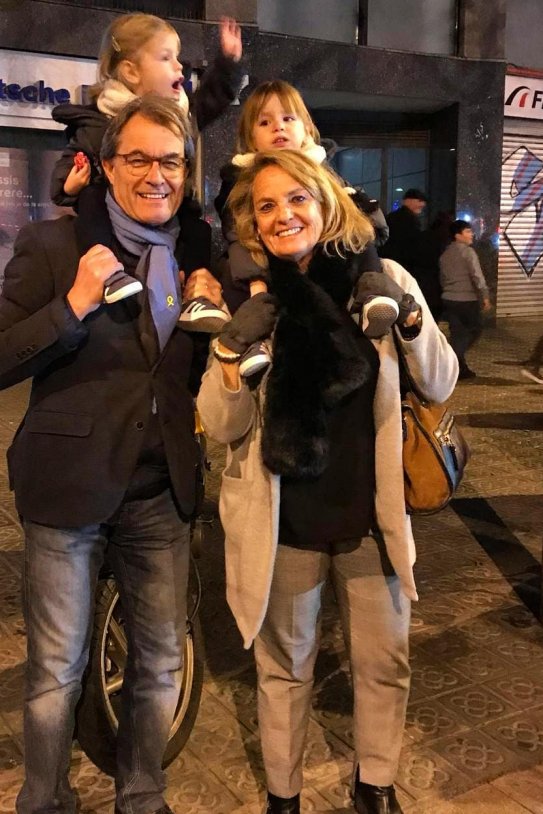 Artur Mas y Helena Rakosnik y nietas gener 2019 @arturmas