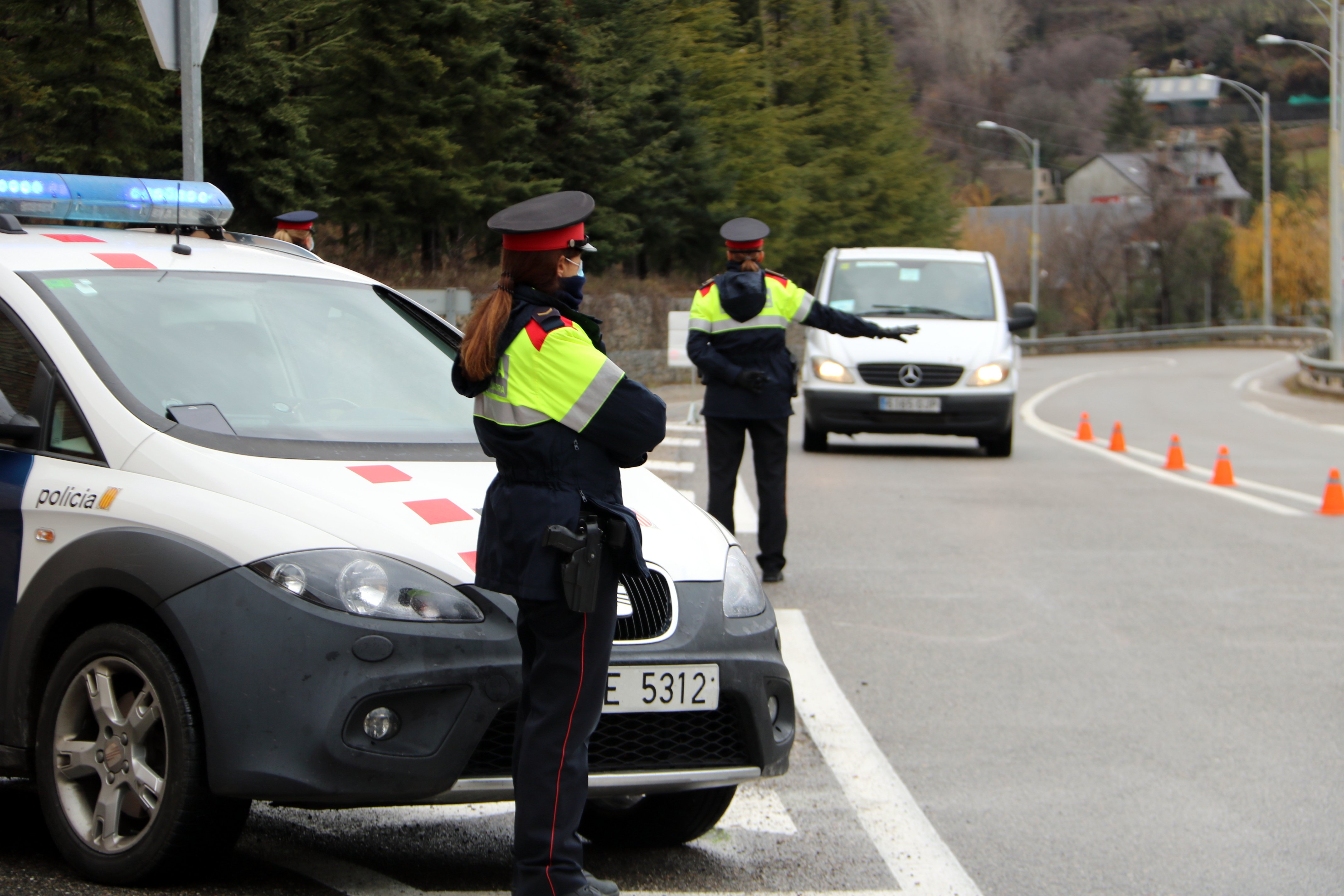 Los Mossos denuncian a 59 personas que viajaban en autocar al Port del Comte