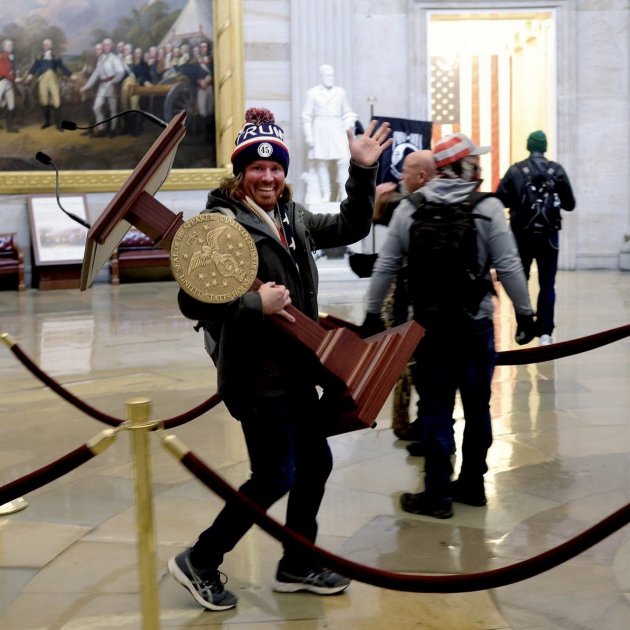 Uno de los asaltantes se lleva un atril del congreso / @lacolomerberta