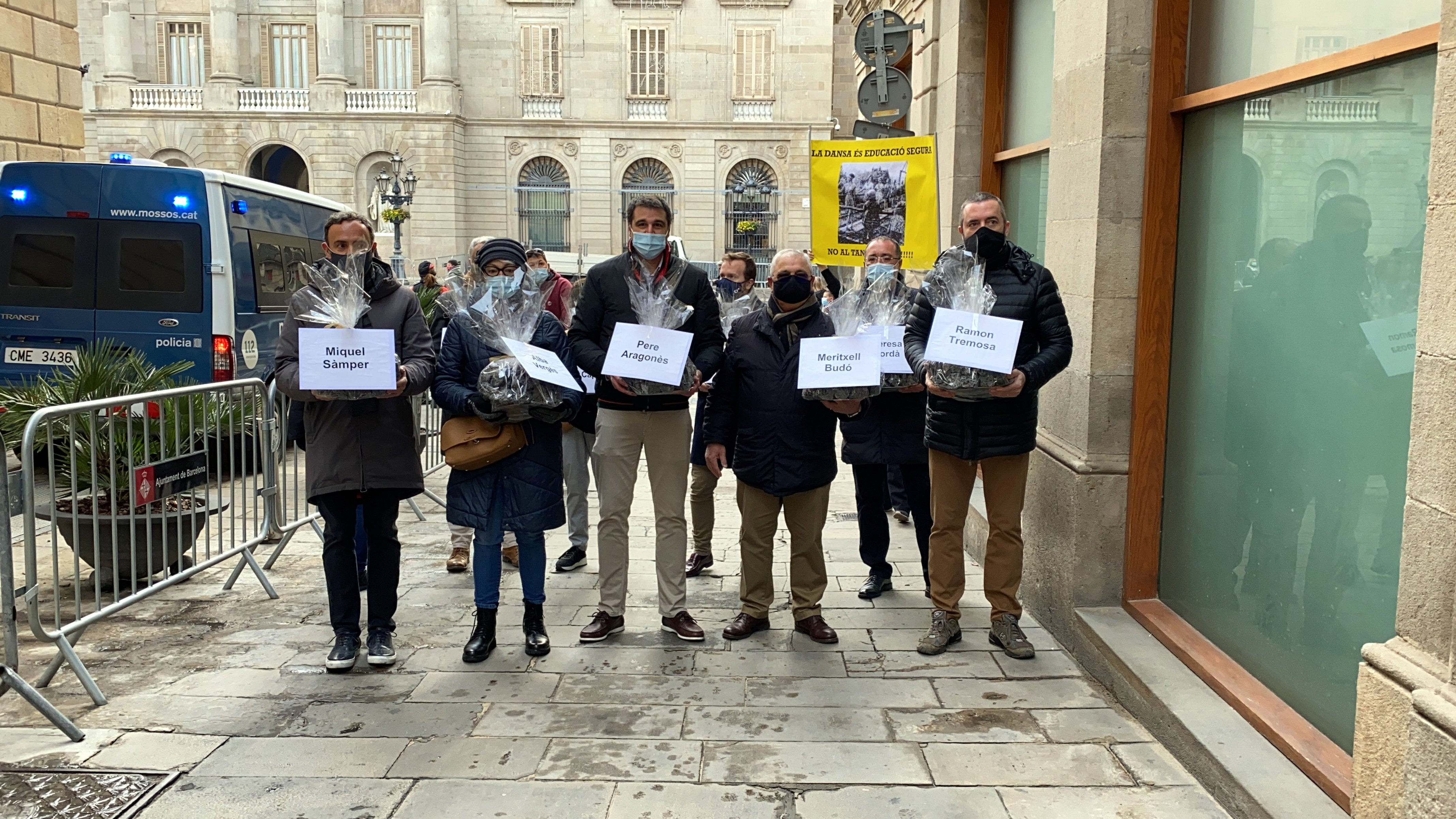 Restauradores y comerciantes llevan carbón al Govern por las restricciones