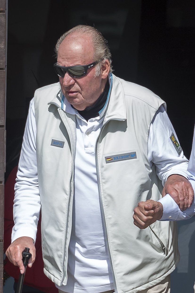 Juan Carlos con bastón y gafas de sol / GTRES