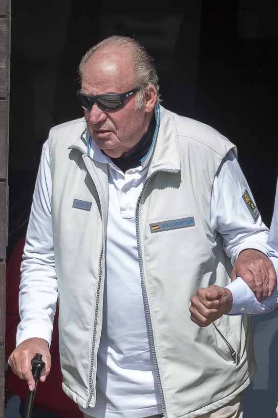 Juan Carlos con bastón y gafas de sol GTRES