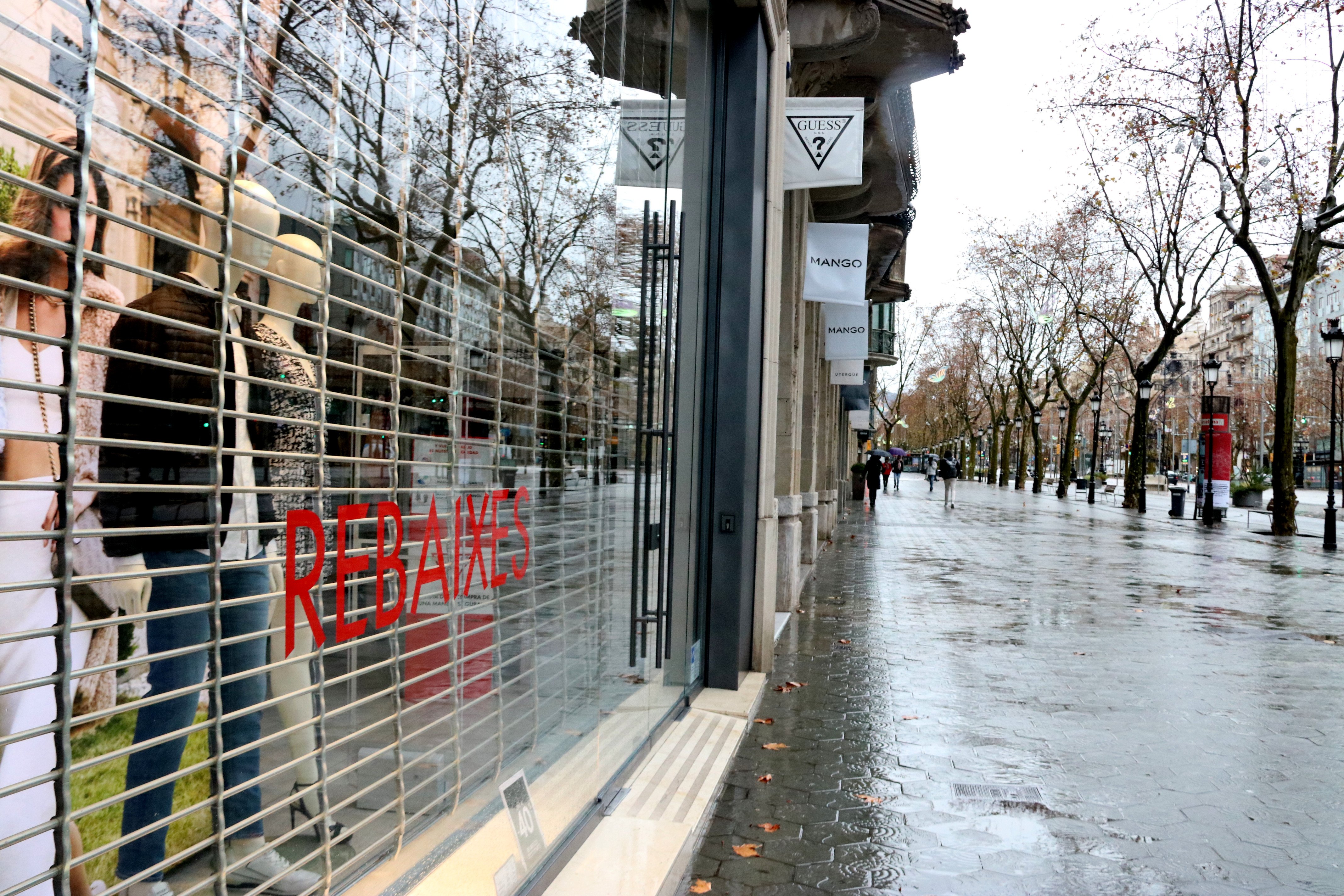 El Govern amplia les ajudes als comerços tancats, la restauració i l'estètica