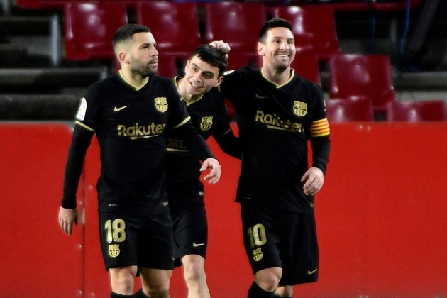 Leo Messi Pedri Barca Granada Jordi Alba EFE