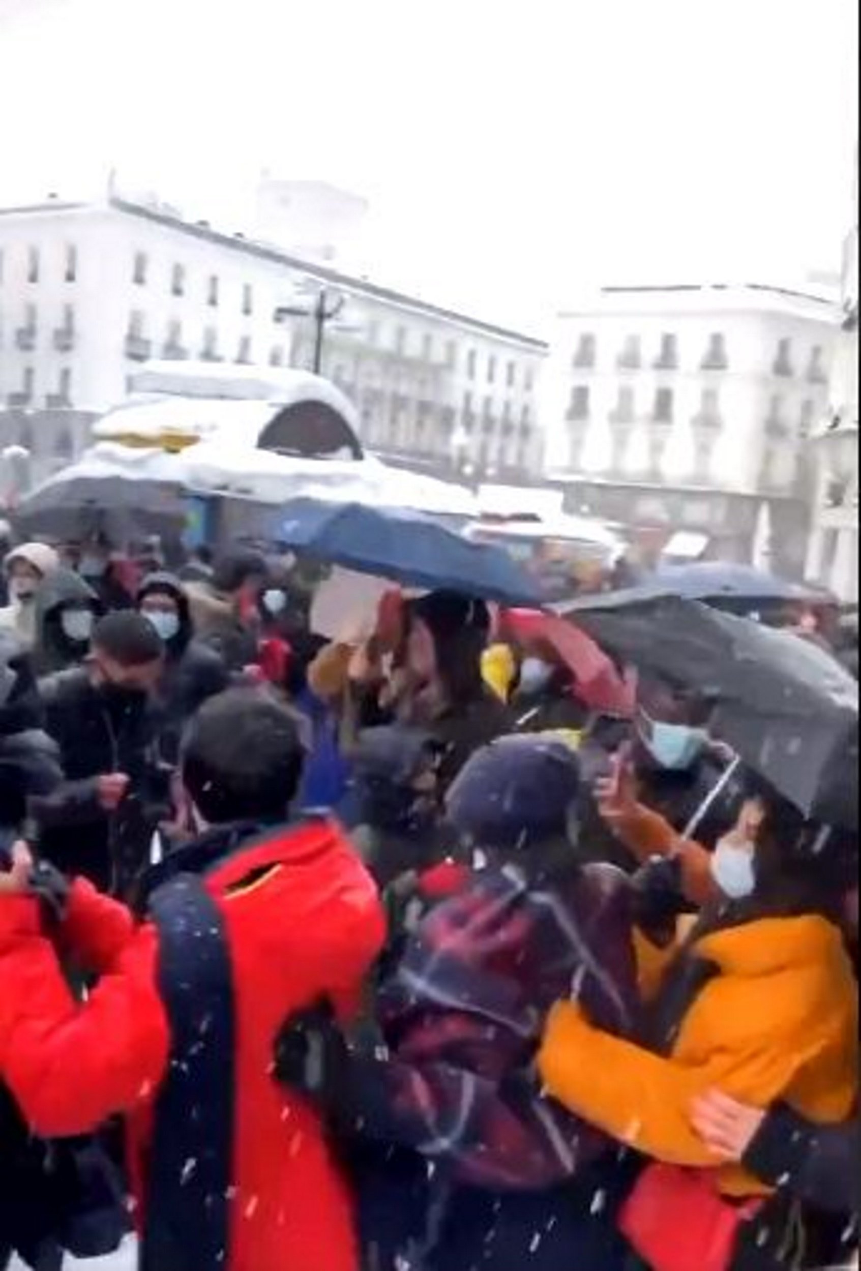 Caos al centre de Madrid: batalla de boles de neu i discoteca improvisada