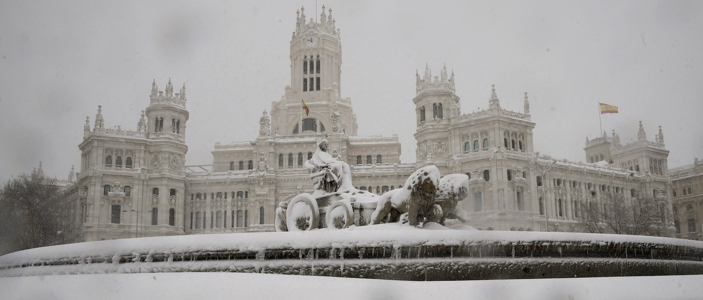 Portadas: 'Madriditis' nevada en la prensa catalana