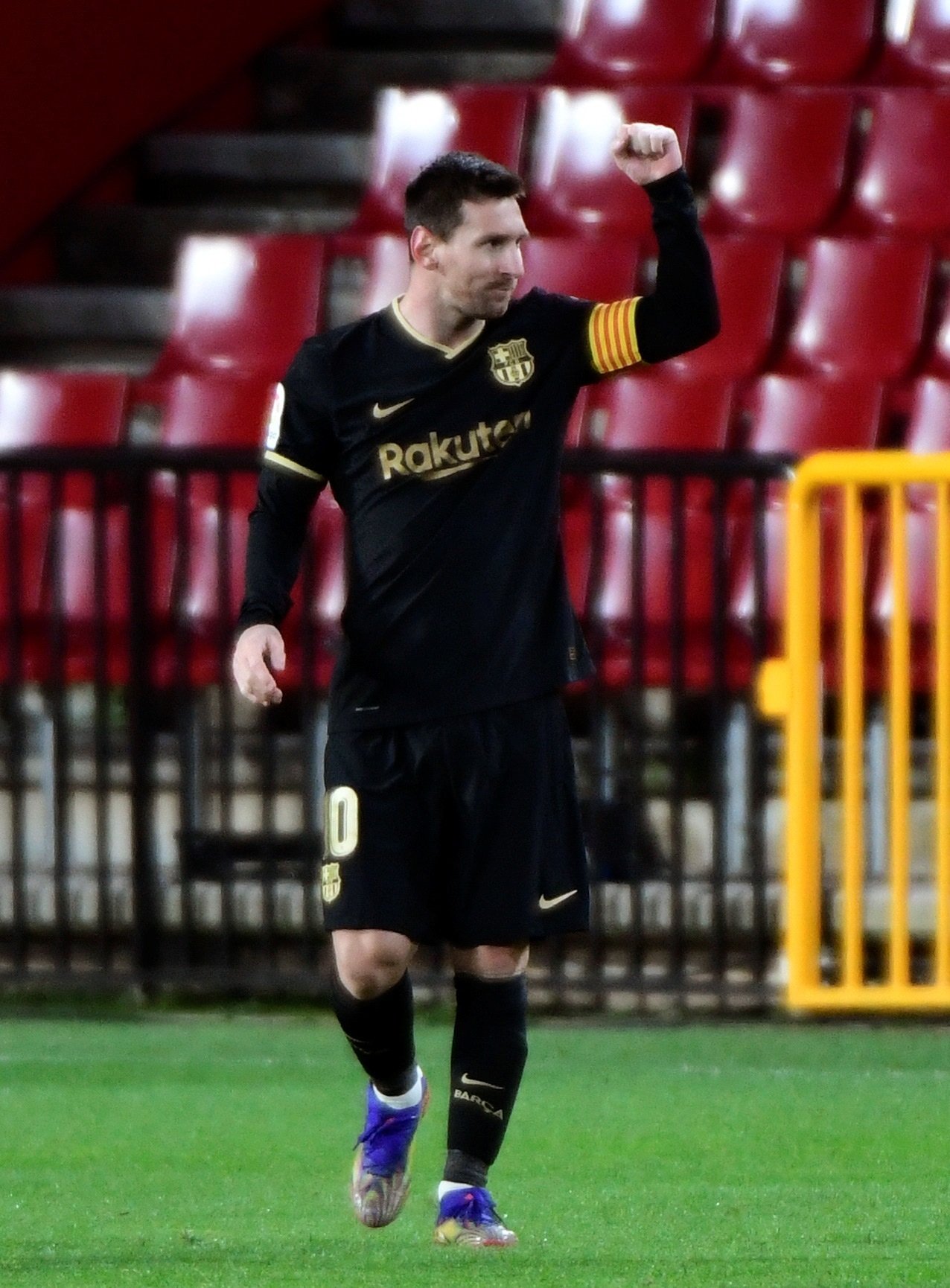 La boja celebració de Mateo Messi amb el golàs de falta del seu pare