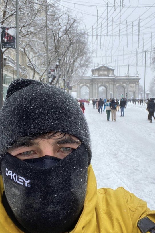 Jairo Alonso, pareja de Isabel Díaz Ayuso, haciendo snow en Madrid por Filomena @miguelfrigenti