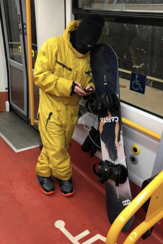 Jairo Alonso, pareja de Isabel Díaz Ayuso, en metro para hacer snow en Madrid miedo Filomena @miguelfrigenti