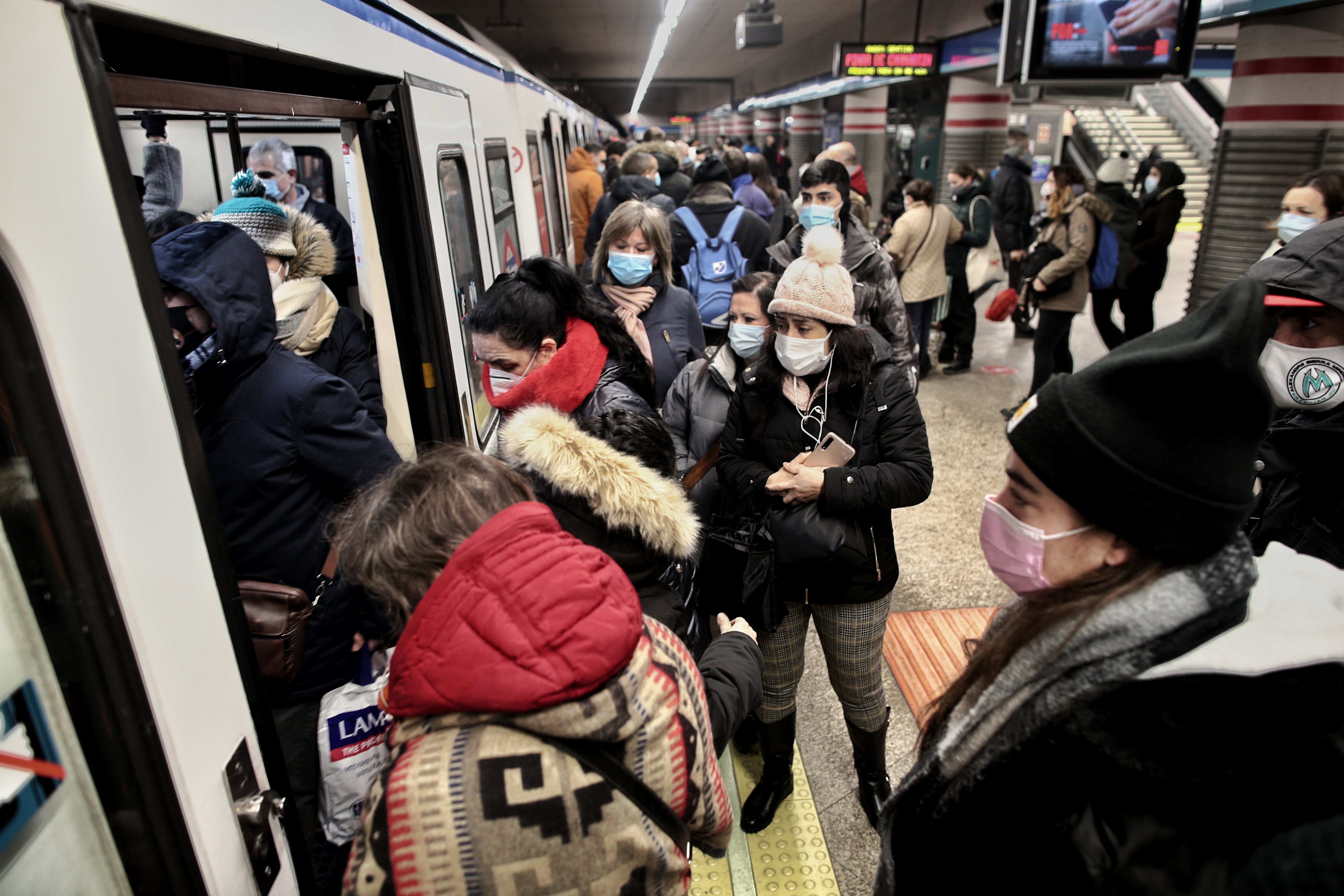 Aglomeraciones en el metro de Madrid por el temporal: sin distancia de seguridad