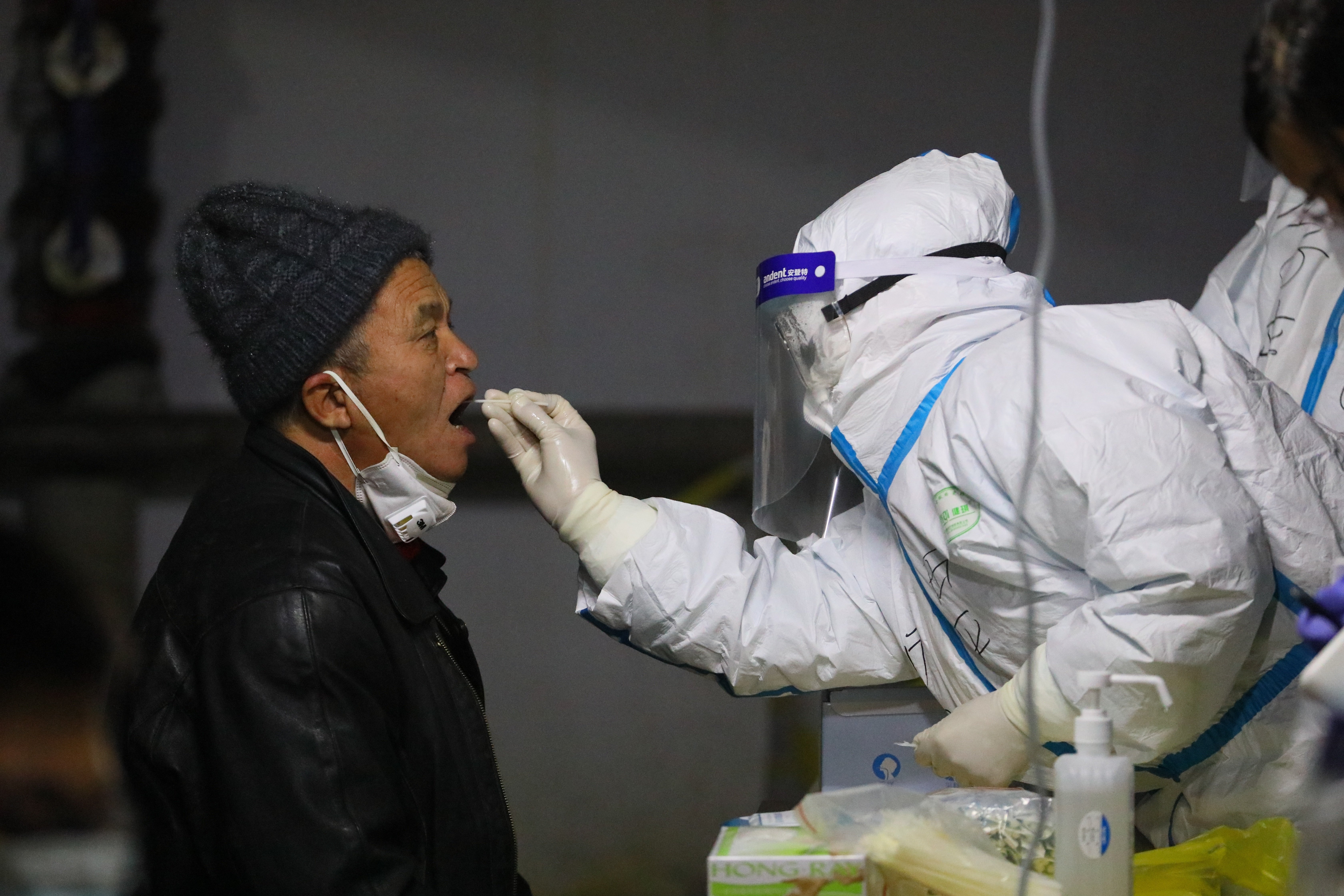 China cierra otra ciudad para frenar la expansión del coronavirus