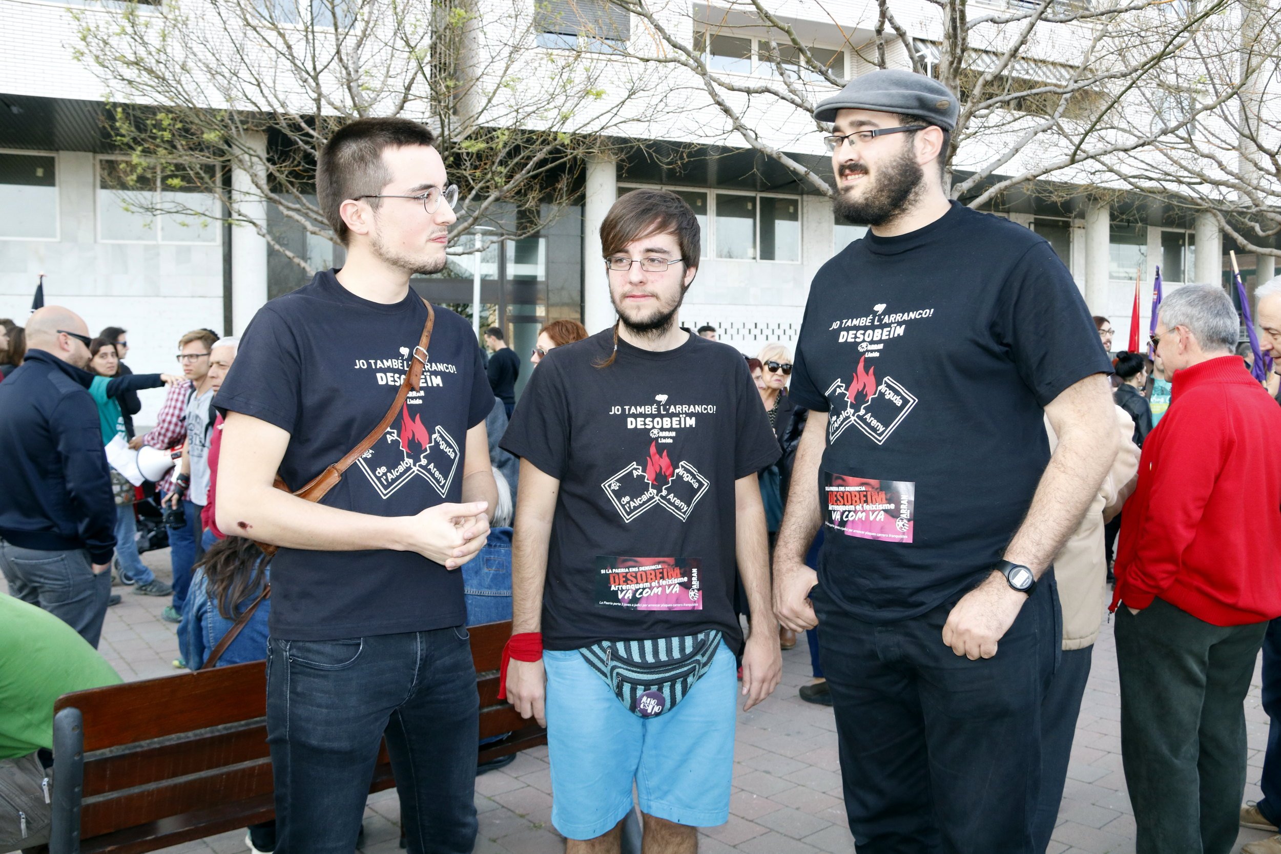 Ros recula i no portarà a judici els joves d’Arran que van arrancar plaques franquistes