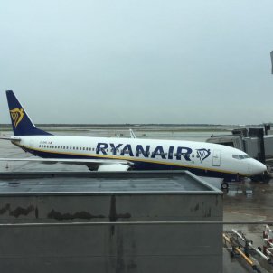 Desalojan un avión en el Prat por el incendio de una batería portátil de un  pasajero