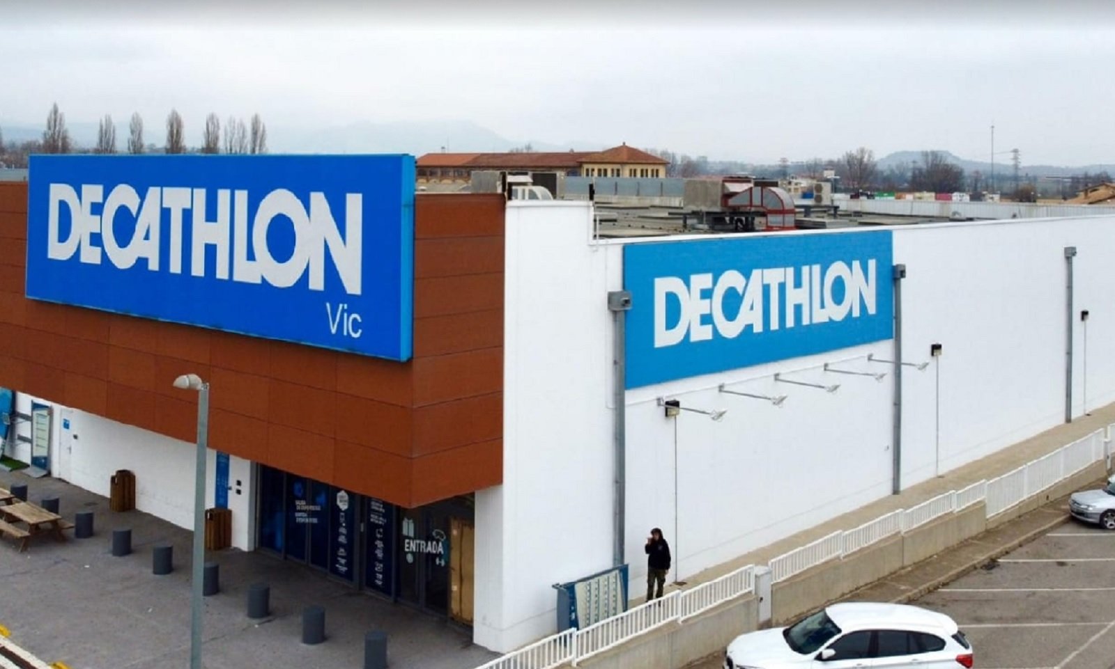 El Decathlon de Vic se salta les normes i obre les portes