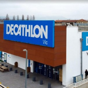 El Decathlon de Vic se salta les normes i obre les portes