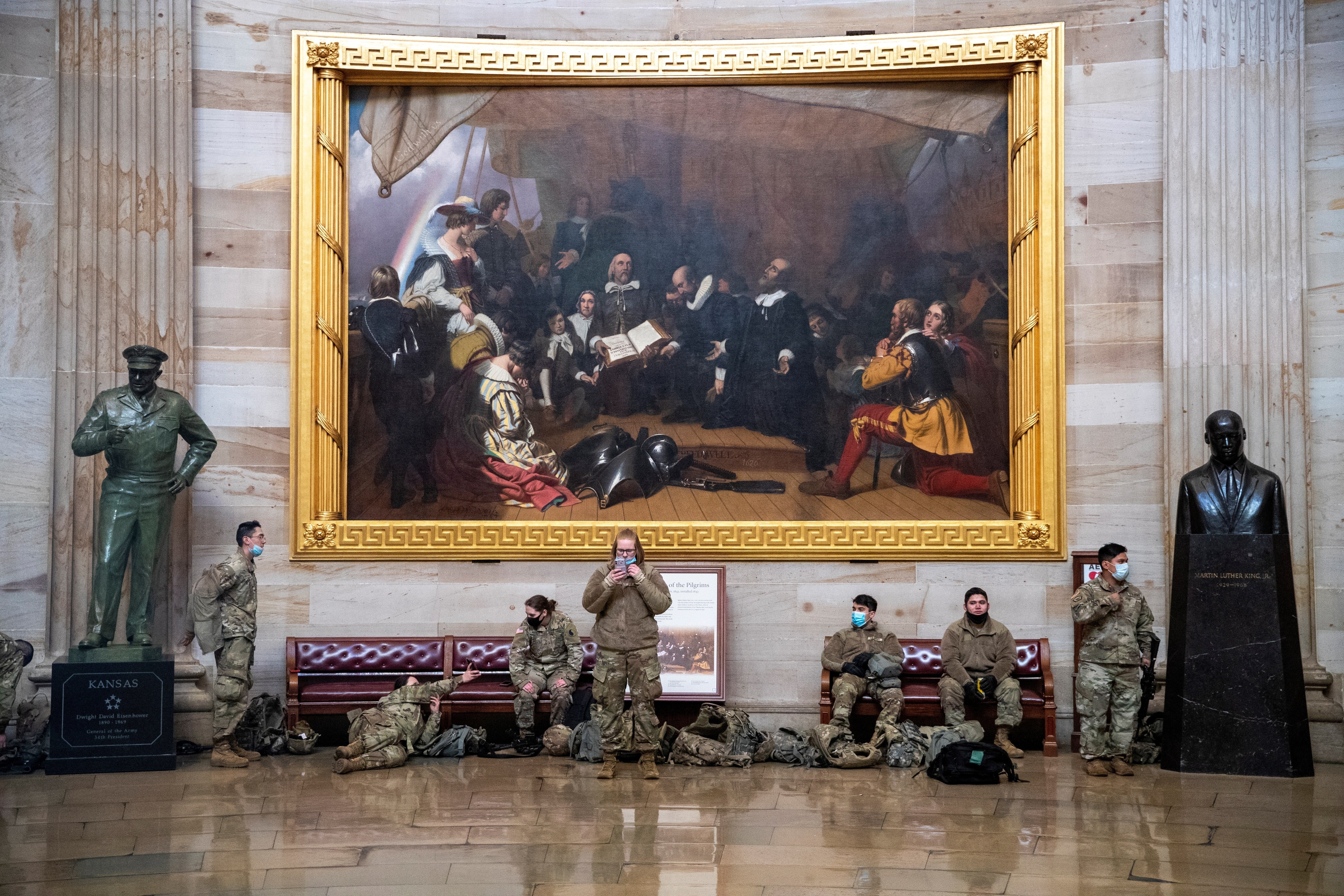 Las espectaculares imágenes de la 'ocupación' militar del Capitolio