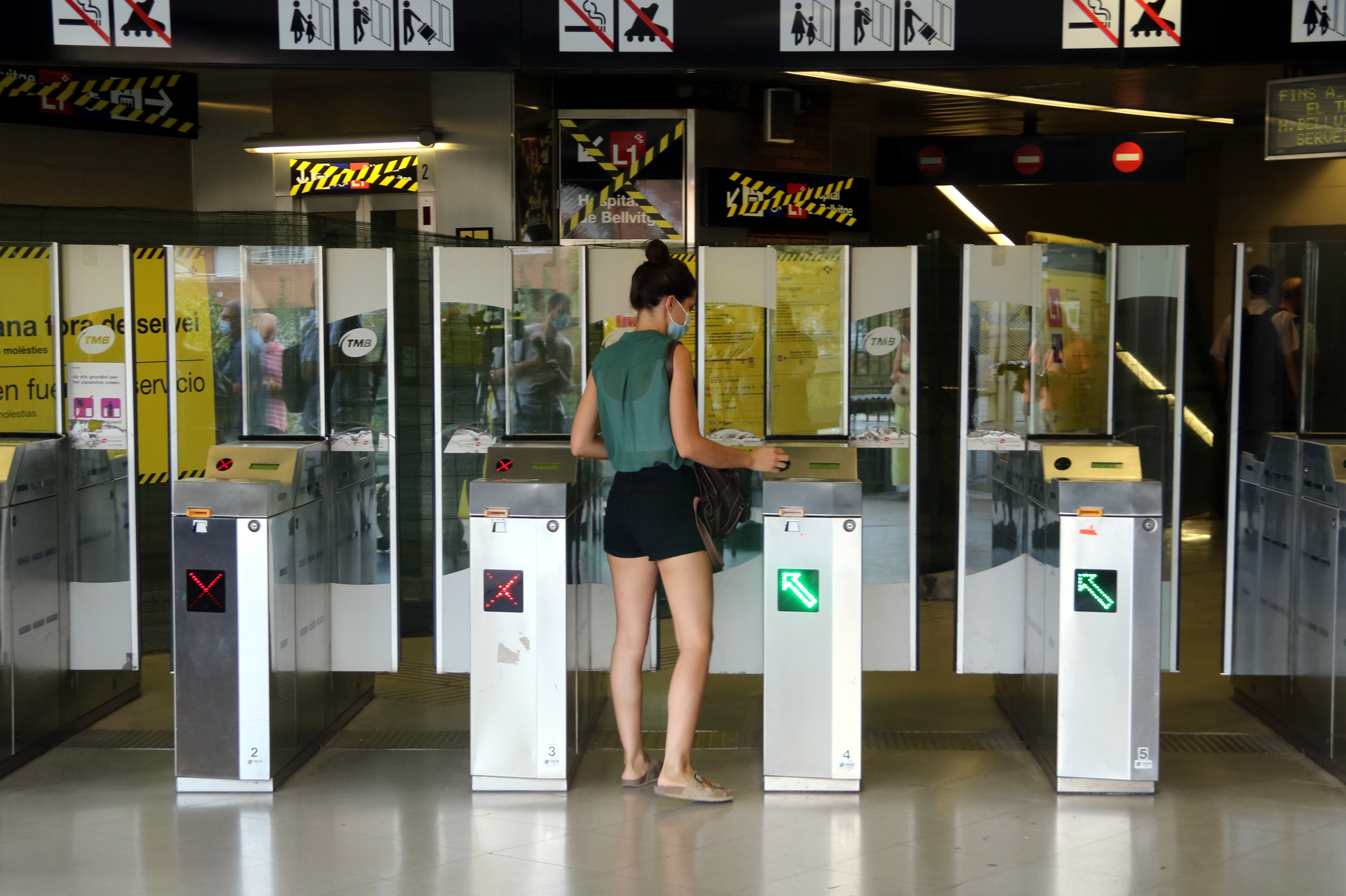 El número de viajeros de metro cae a la mitad respecto de hace un año