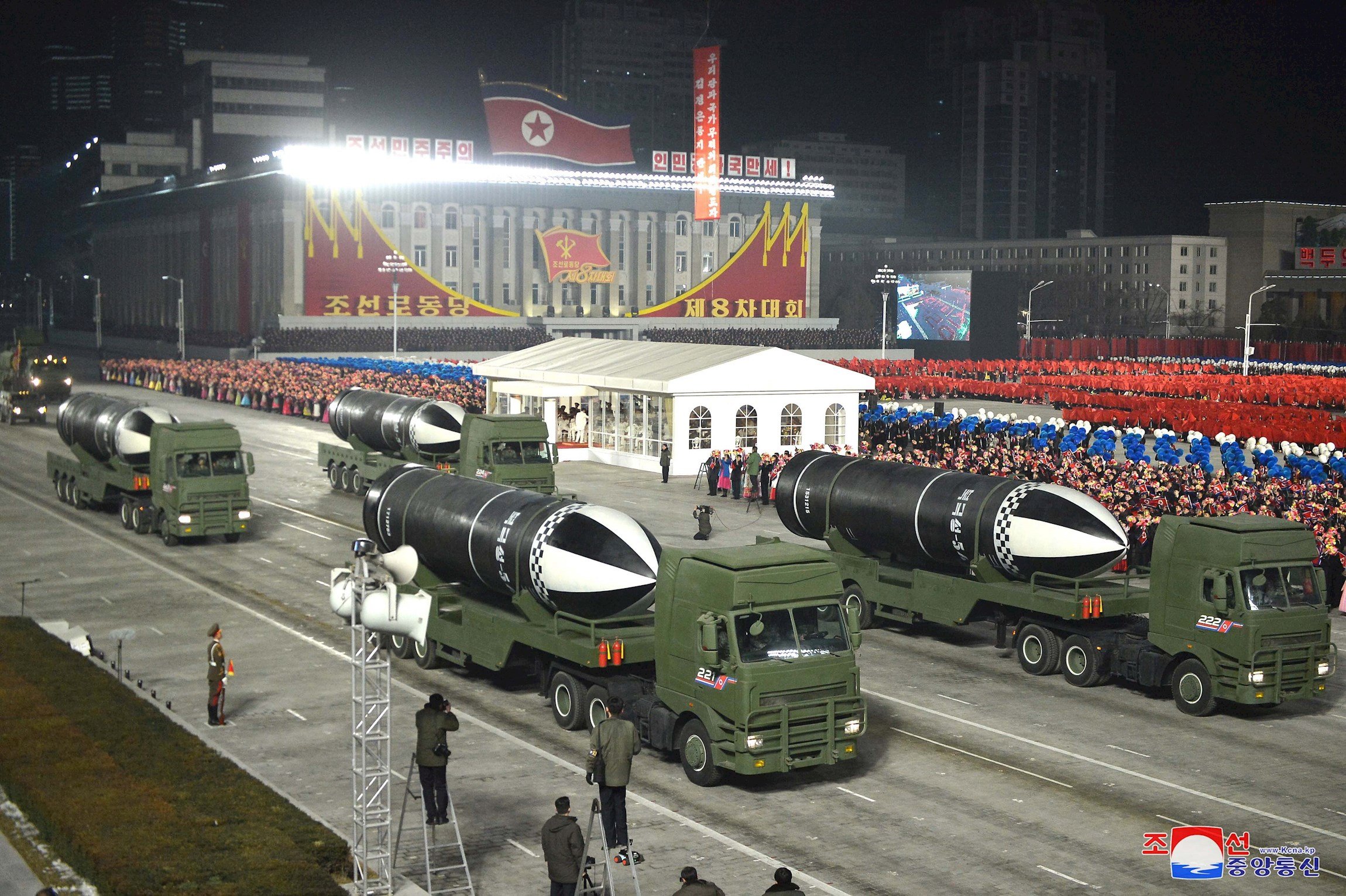 Corea del Norte exhibe "el arma más poderosa del mundo"