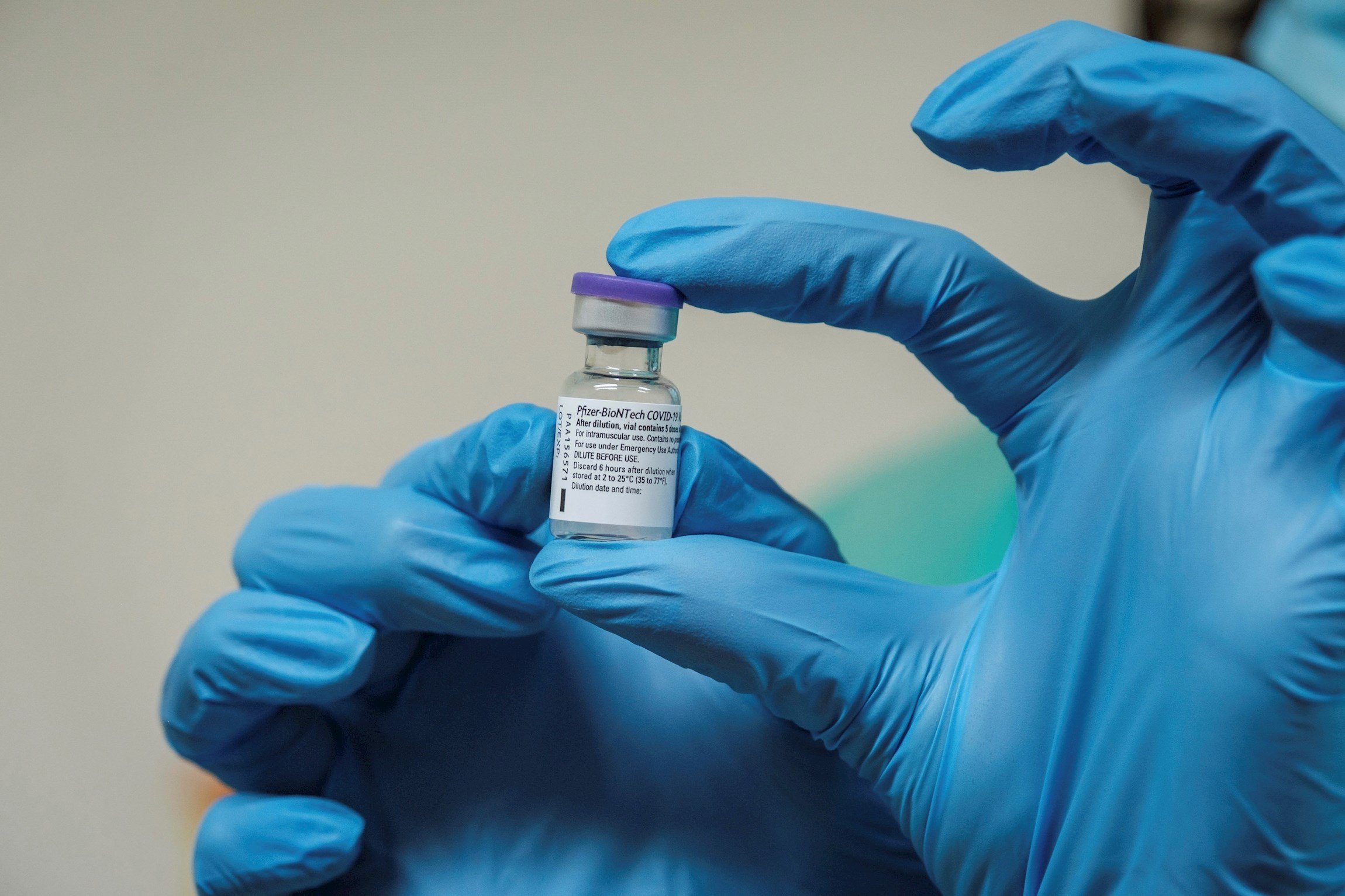 Dos alcaldes alacantins, que són parella, es vacunen en "sobrar dosis"