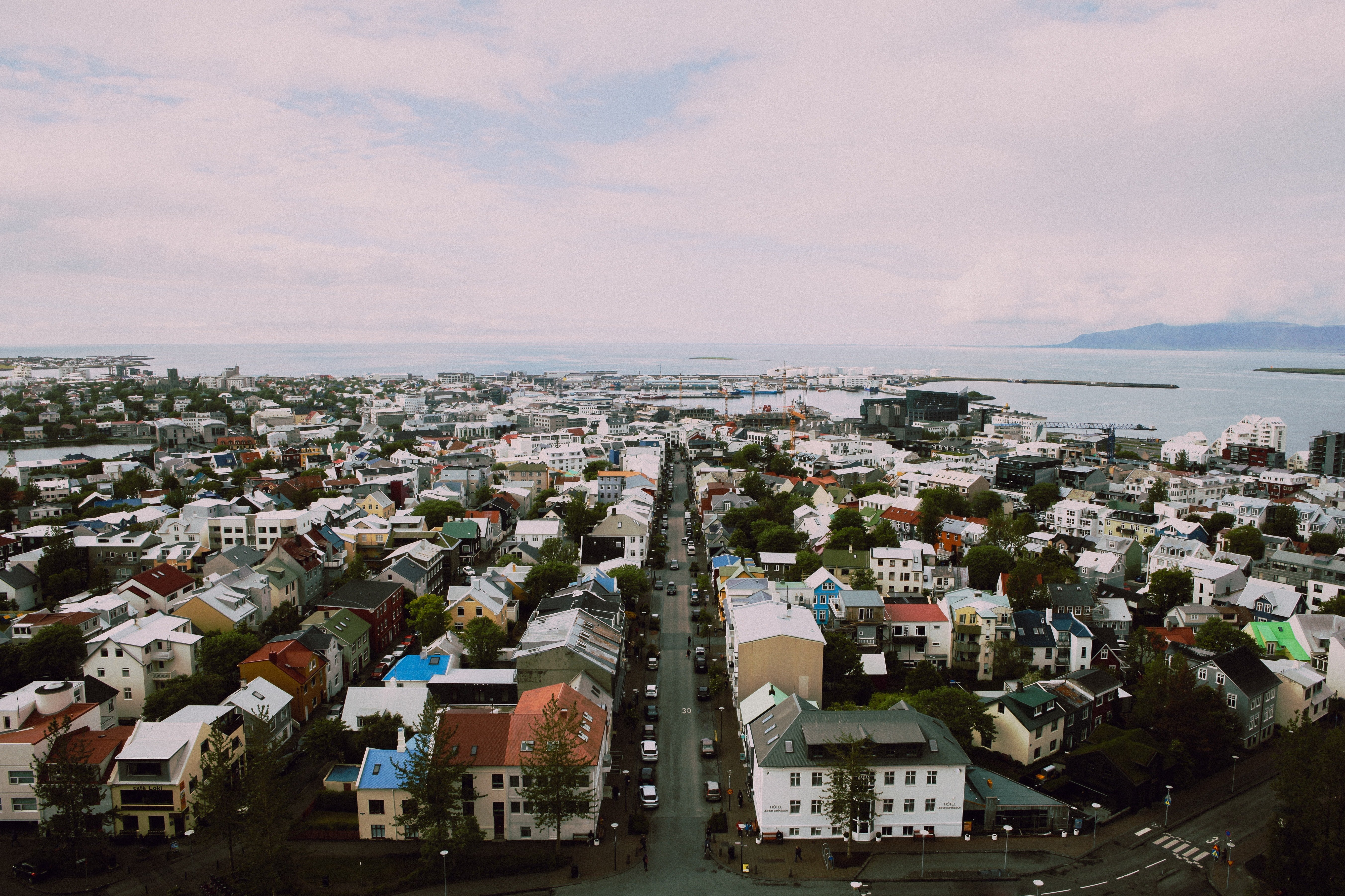 Coronavirus: Europa es confina i Islàndia es relaxa