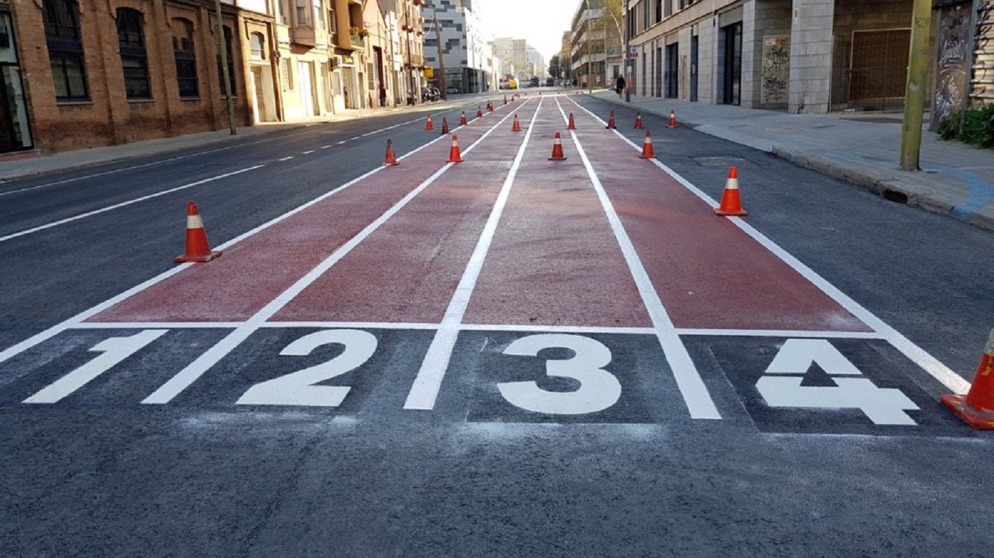 Una pista d’atletisme enmig de la Superilla desconcerta els veïns del Poblenou