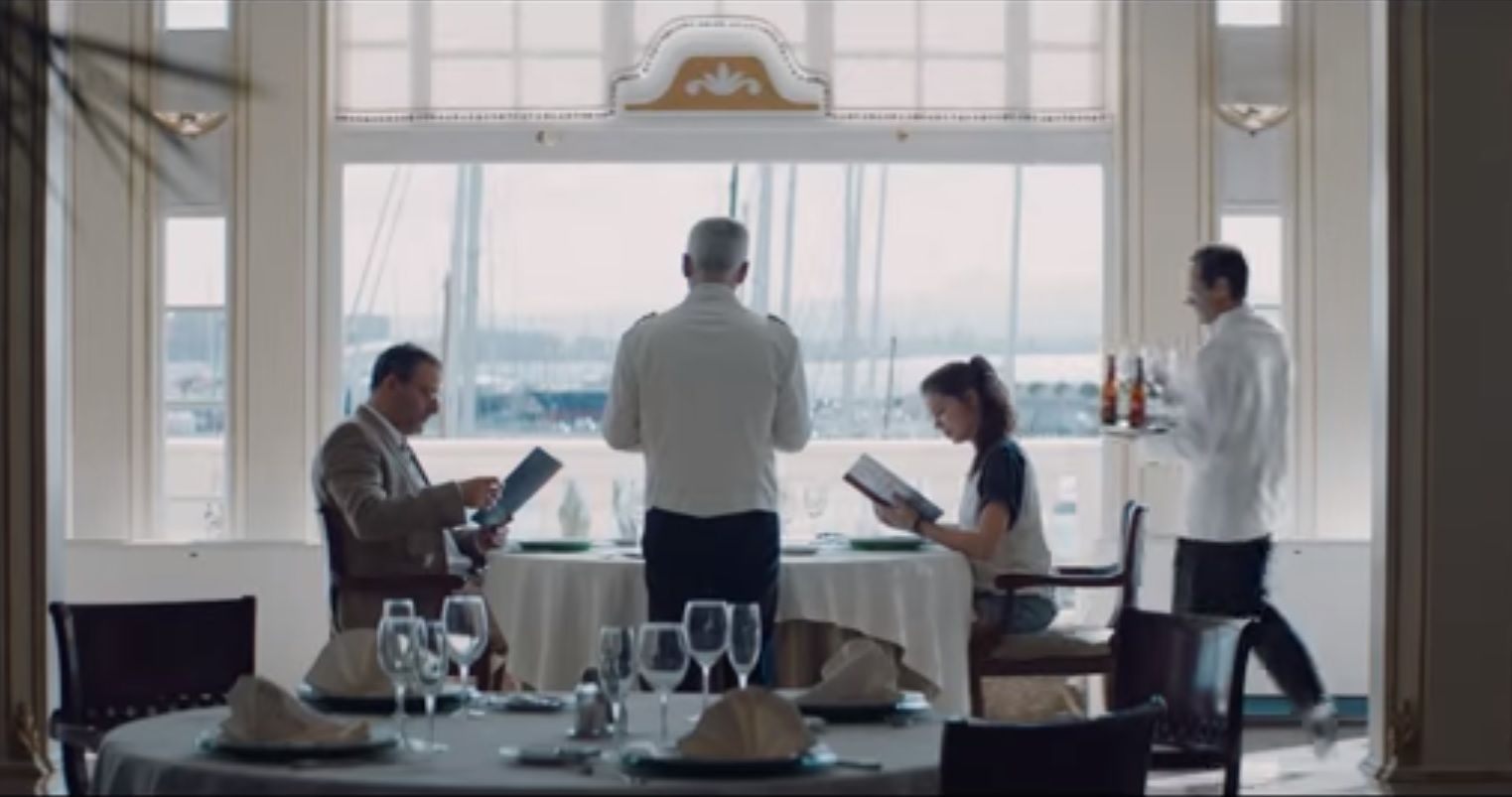 Laia Costa i Jean Reno protagonitzen l'anunci d'estiu d'Estrella Damm