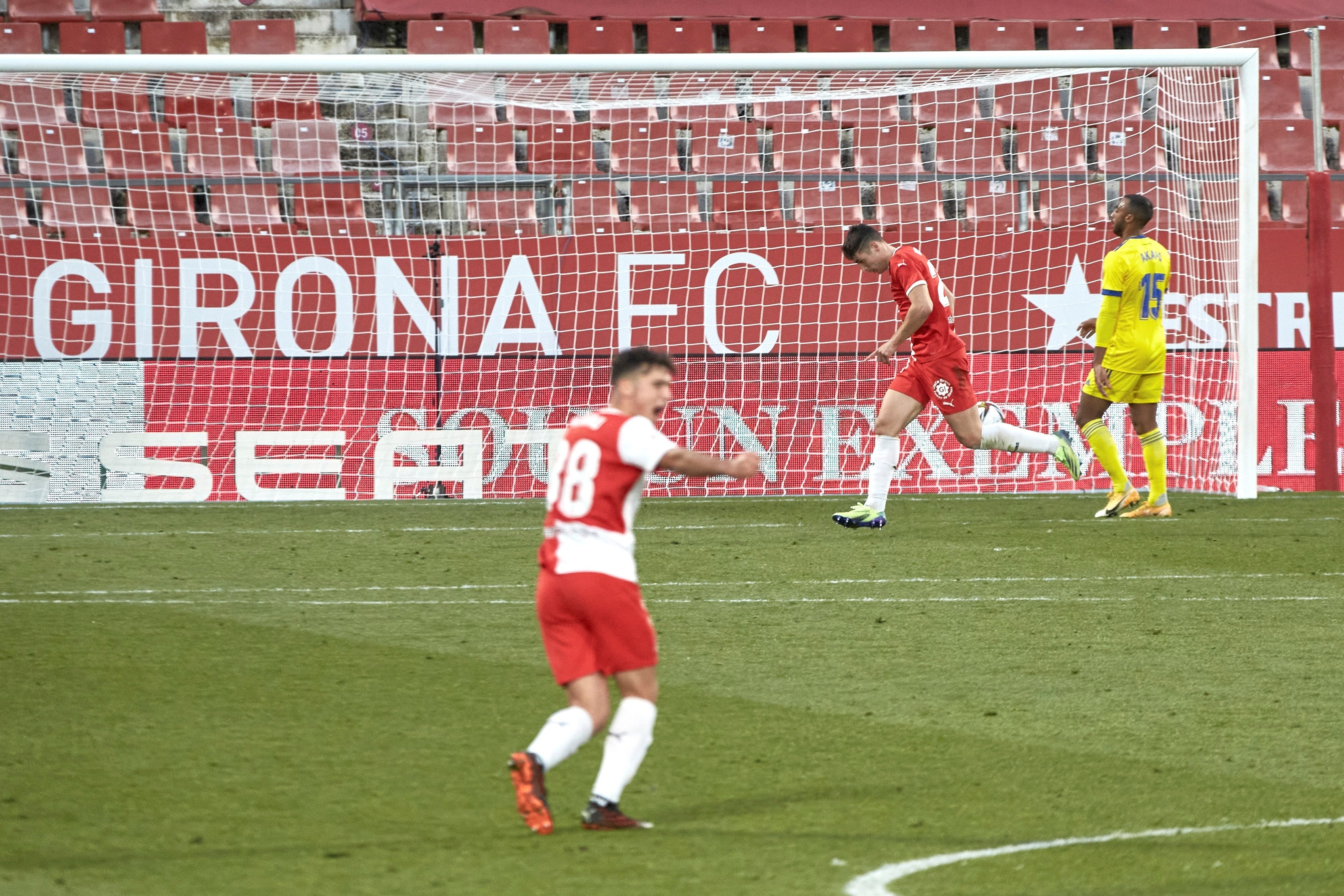 Valery guía al Girona a los octavos de Copa con un doblete contra el Cádiz (2-0)