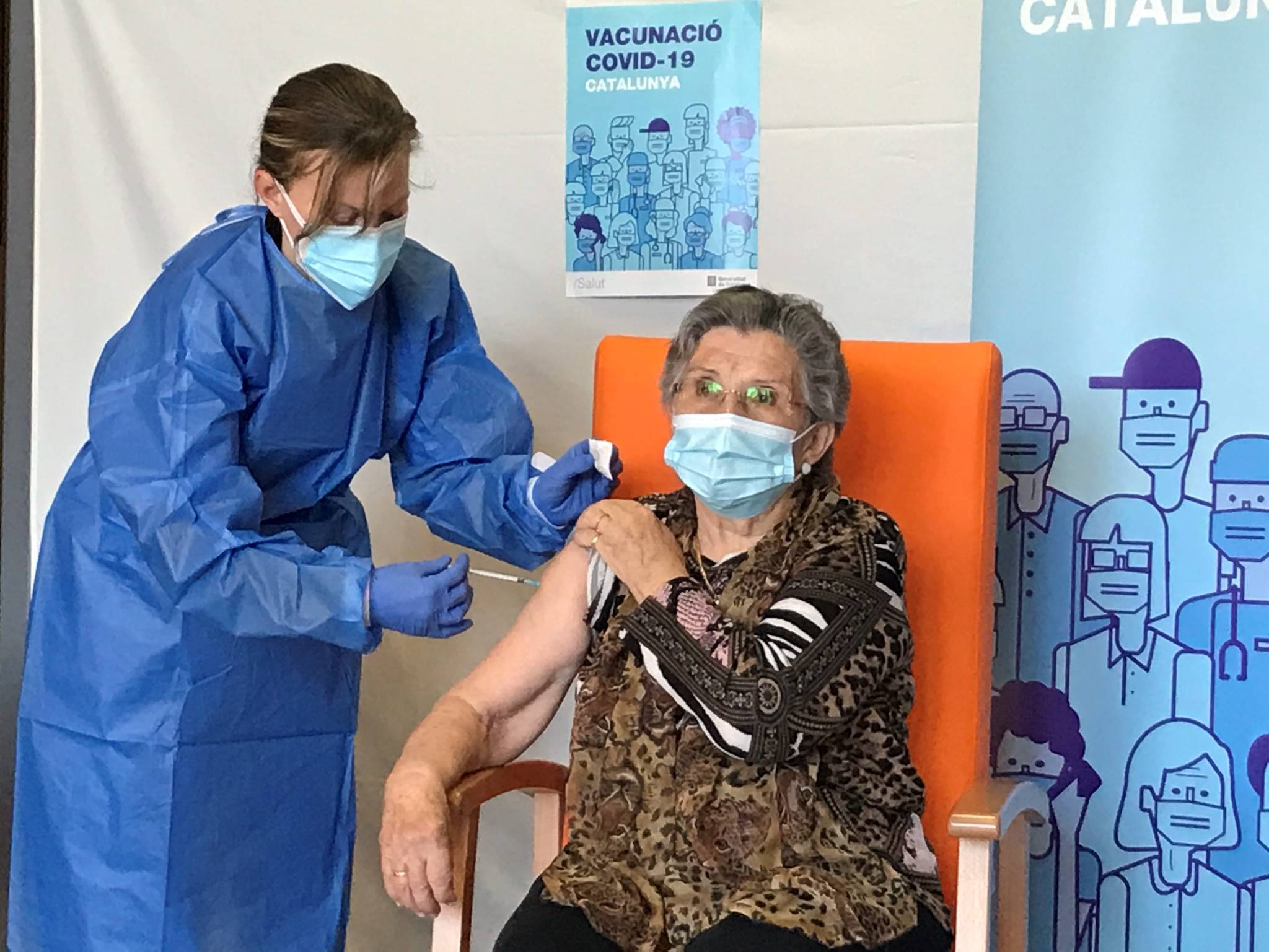 Una catalana i una gallega, les primeres a rebre la segona dosi de la vacuna
