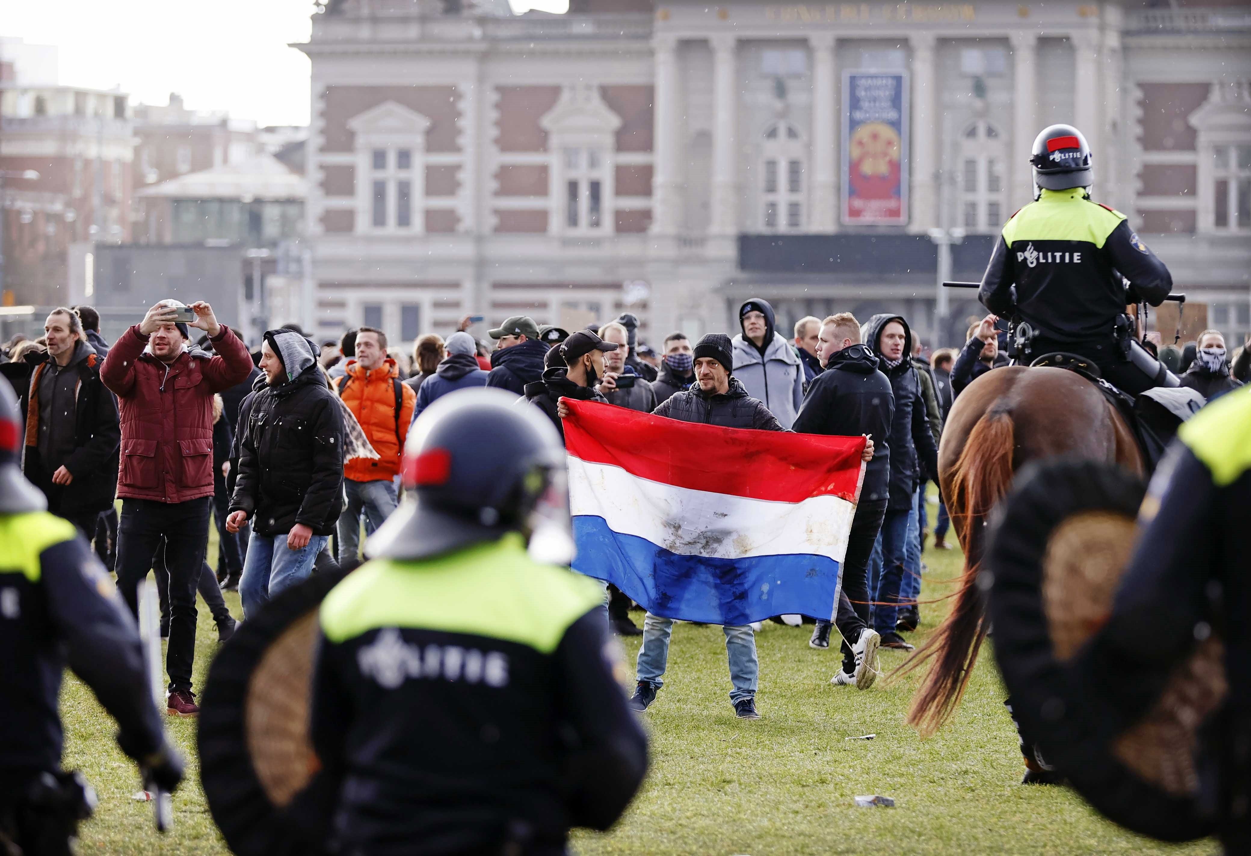 Miles de personas protestan en Ámsterdam contra las restricciones por la Covid