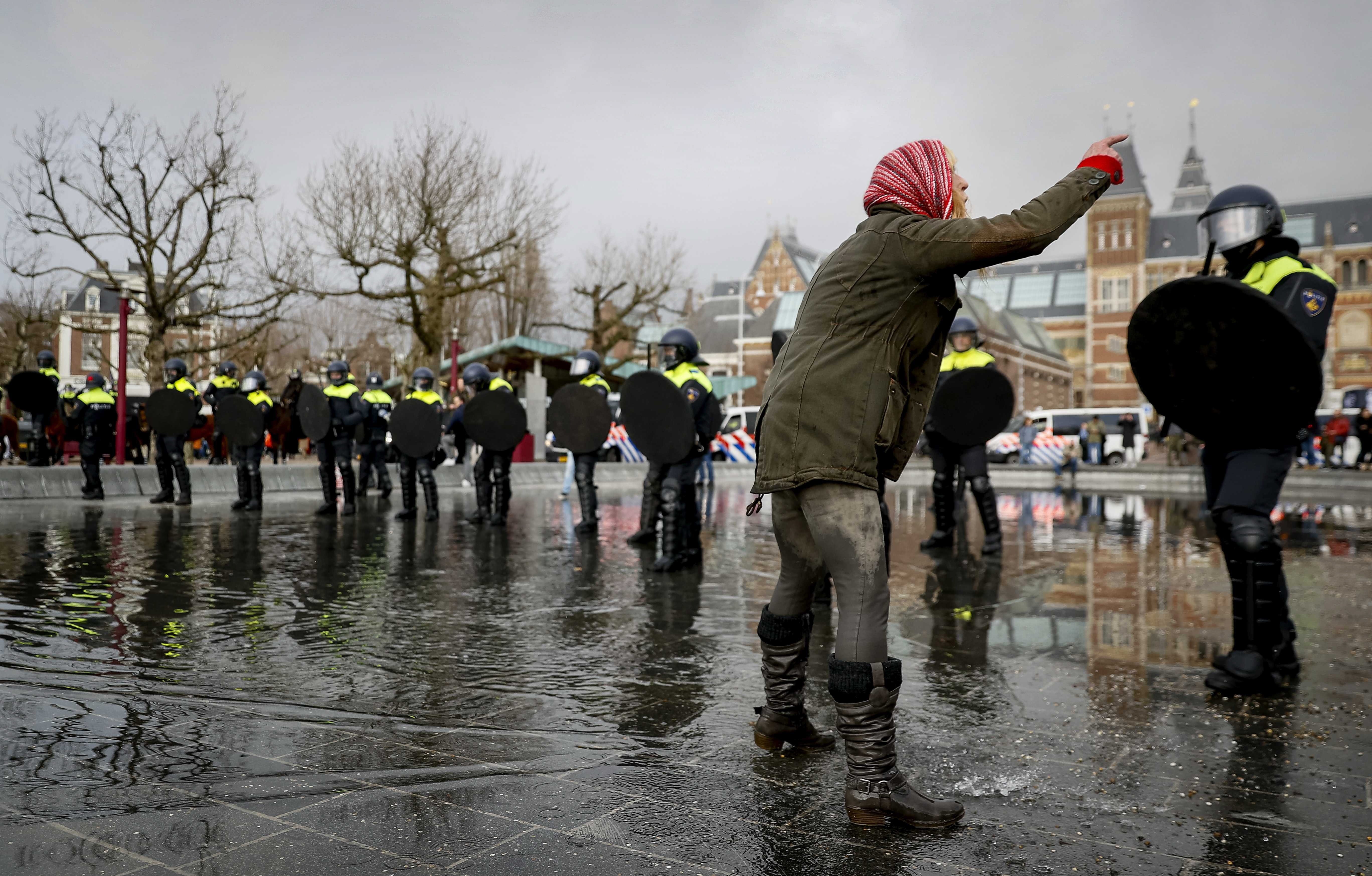 un manifestante se increpa en Holanda a un agent / EFE