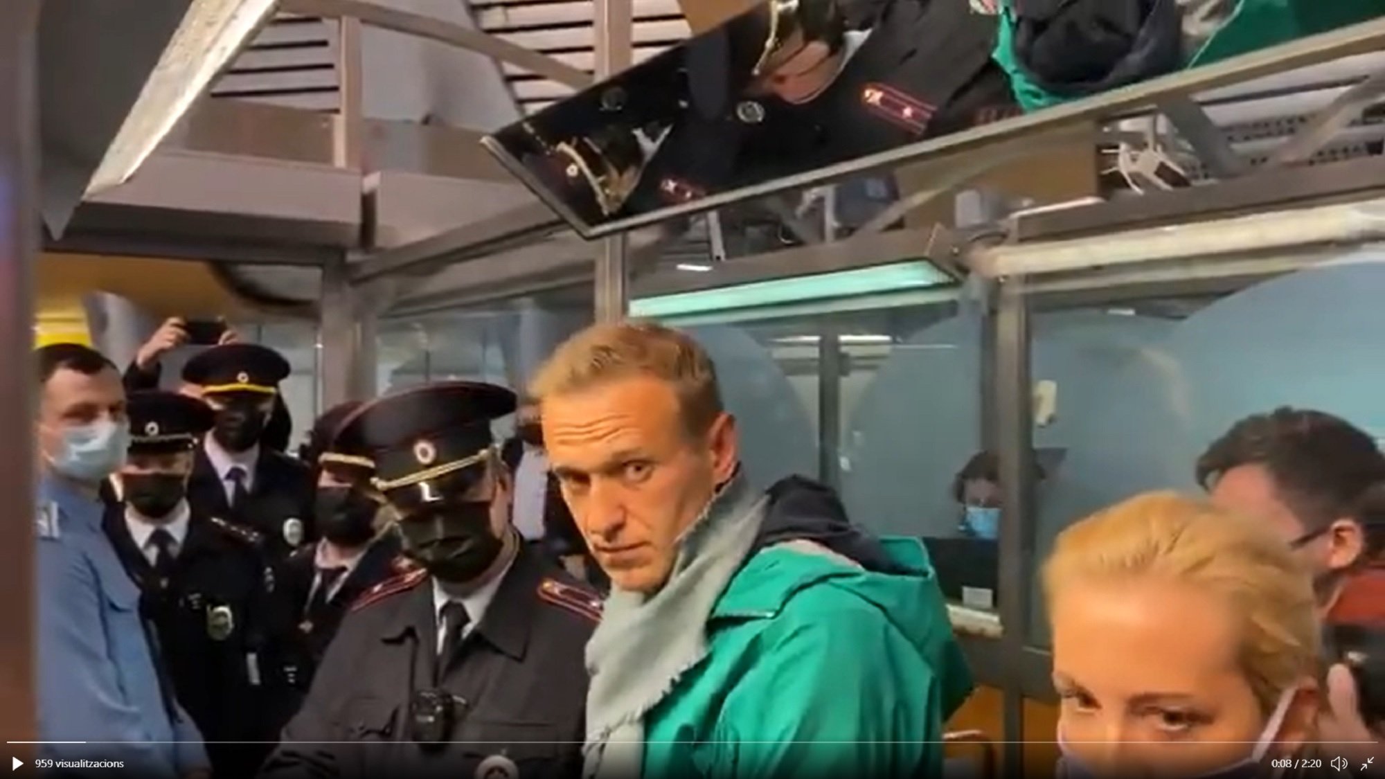 Detienen al opositor Alexei Navalni después de aterrizar en Rusia