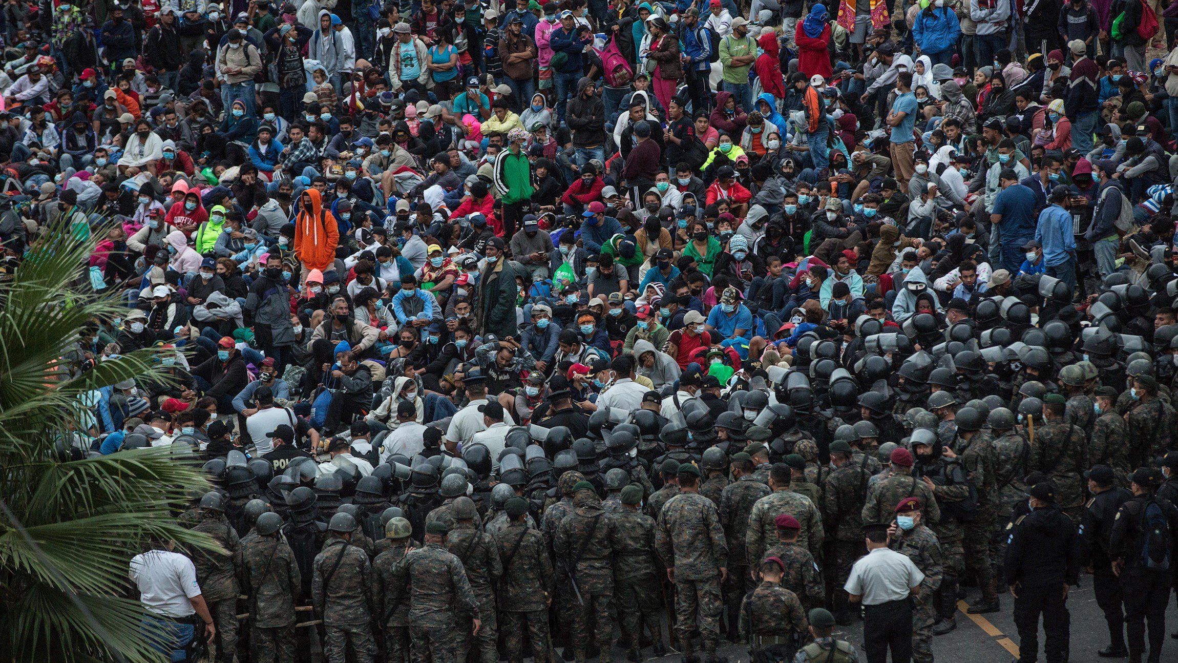 Una caravana de 9.000 migrantes hondureños camina con rumbo a EE.UU