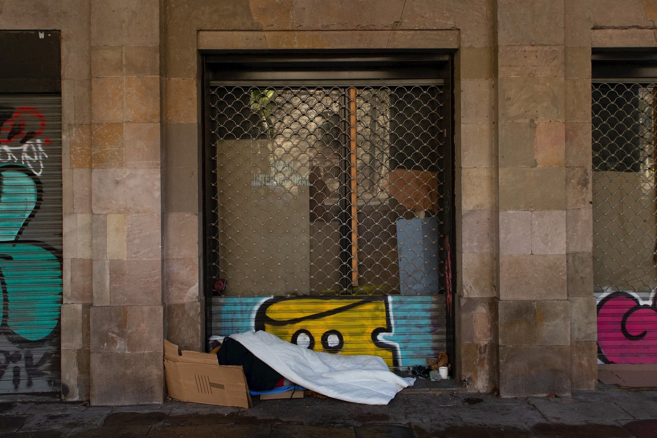 El nombre de dones sense llar a Barcelona es redueix un 35% en un any