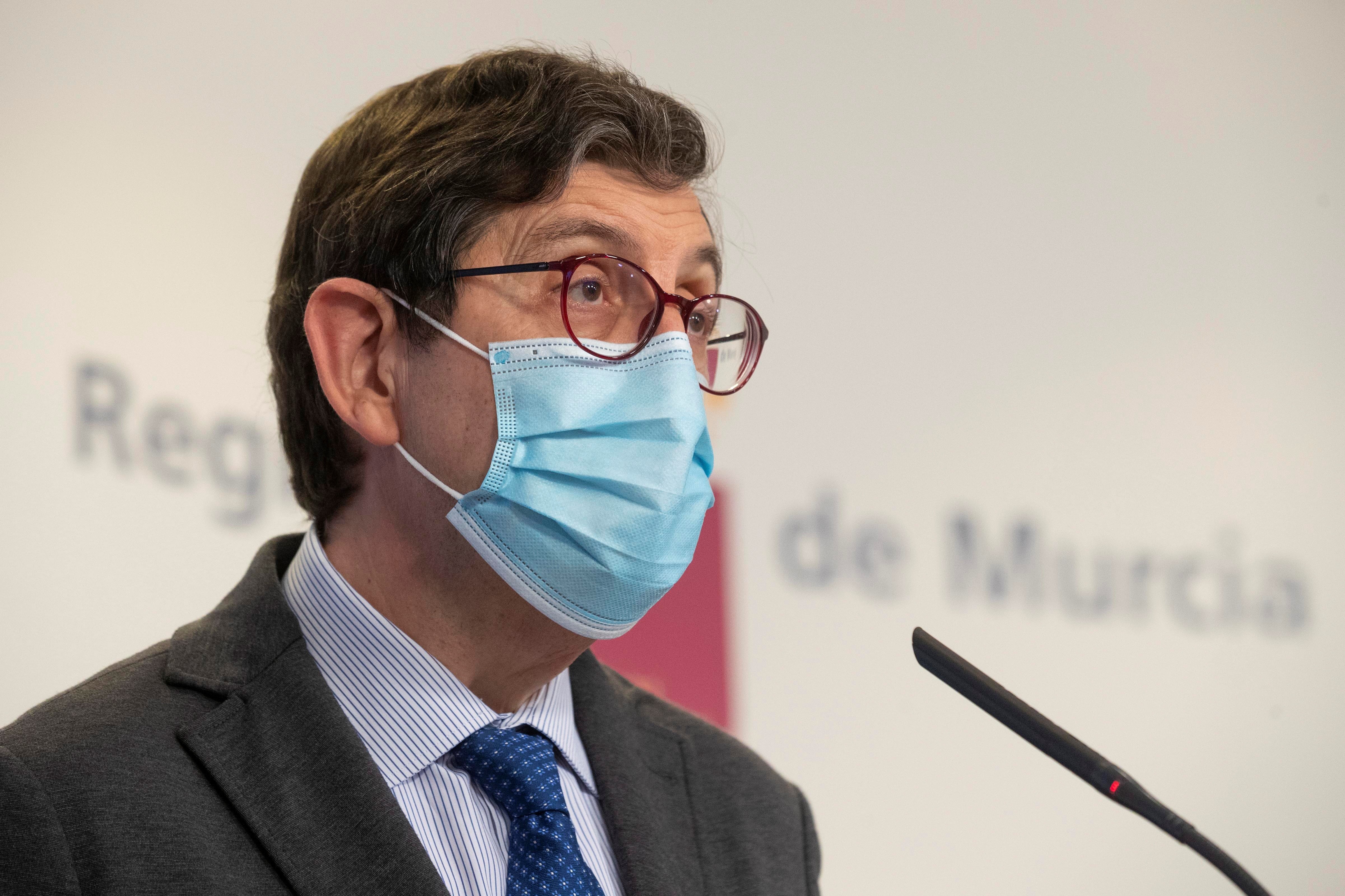 El conseller murcià es nega a dimitir i defensa haver-se vacunat ja