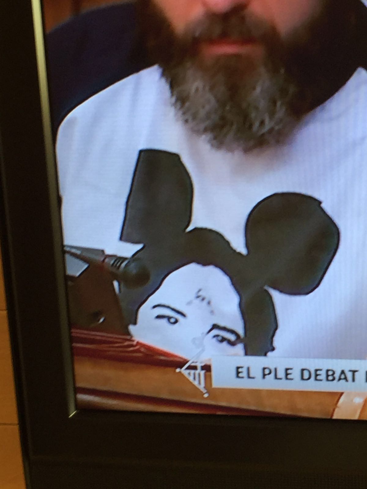 Garganté es mofa de Colau al ple amb una samarreta de Mickey Mouse