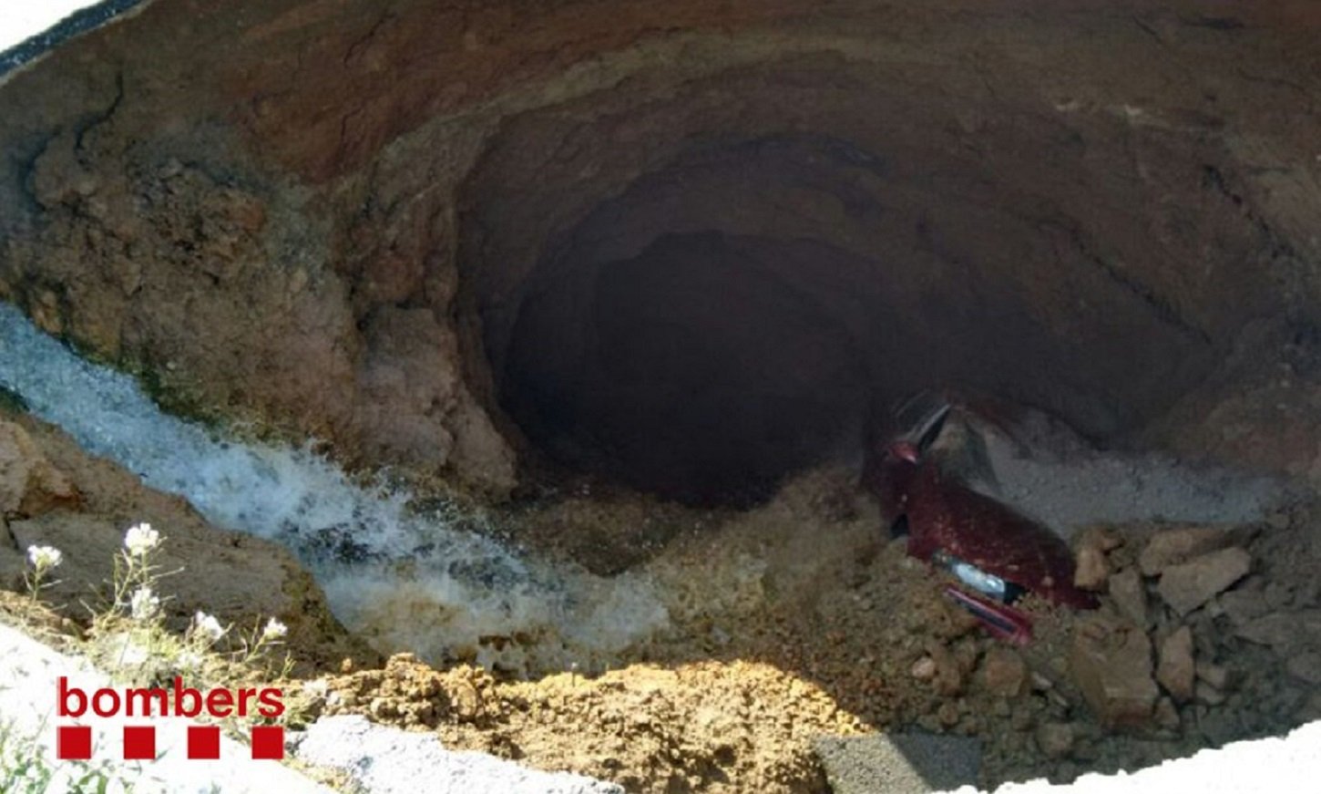 Un boquete en la carretera engulle un coche en Viladecavalls