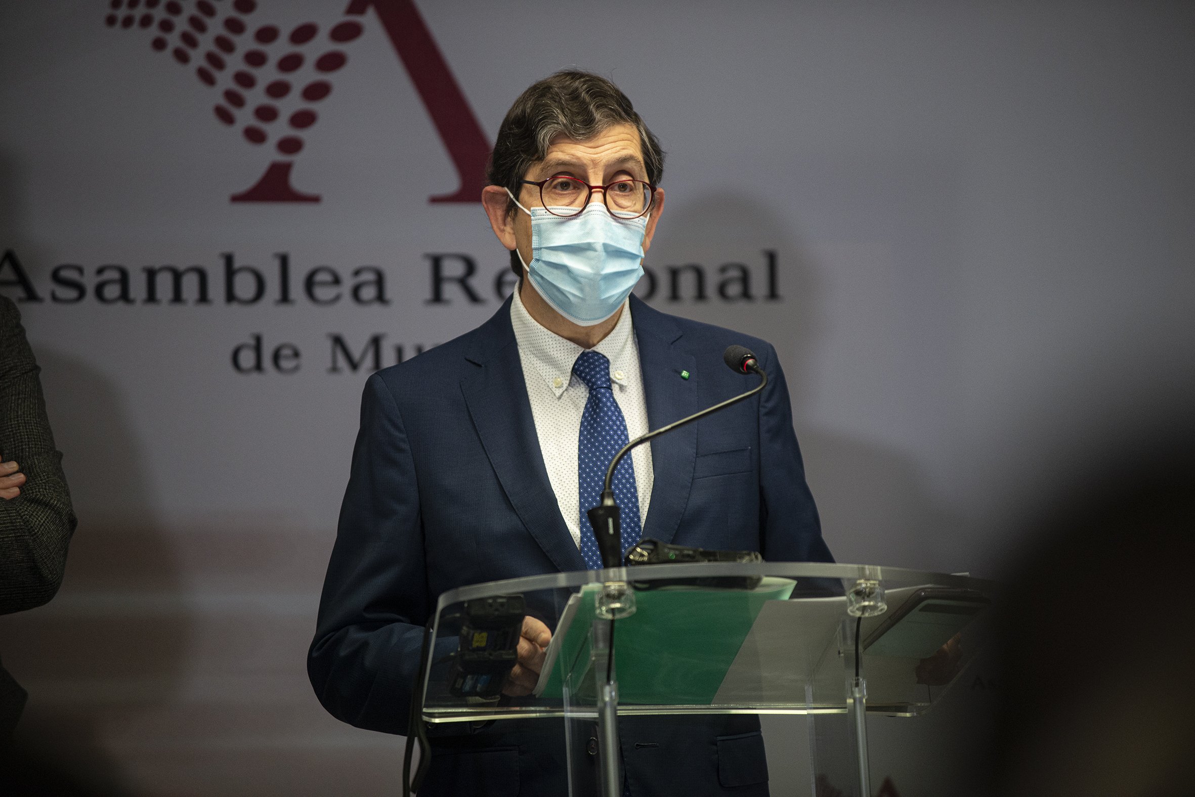 Dimite el consejero de Salud de Murcia tras su polémica vacunación