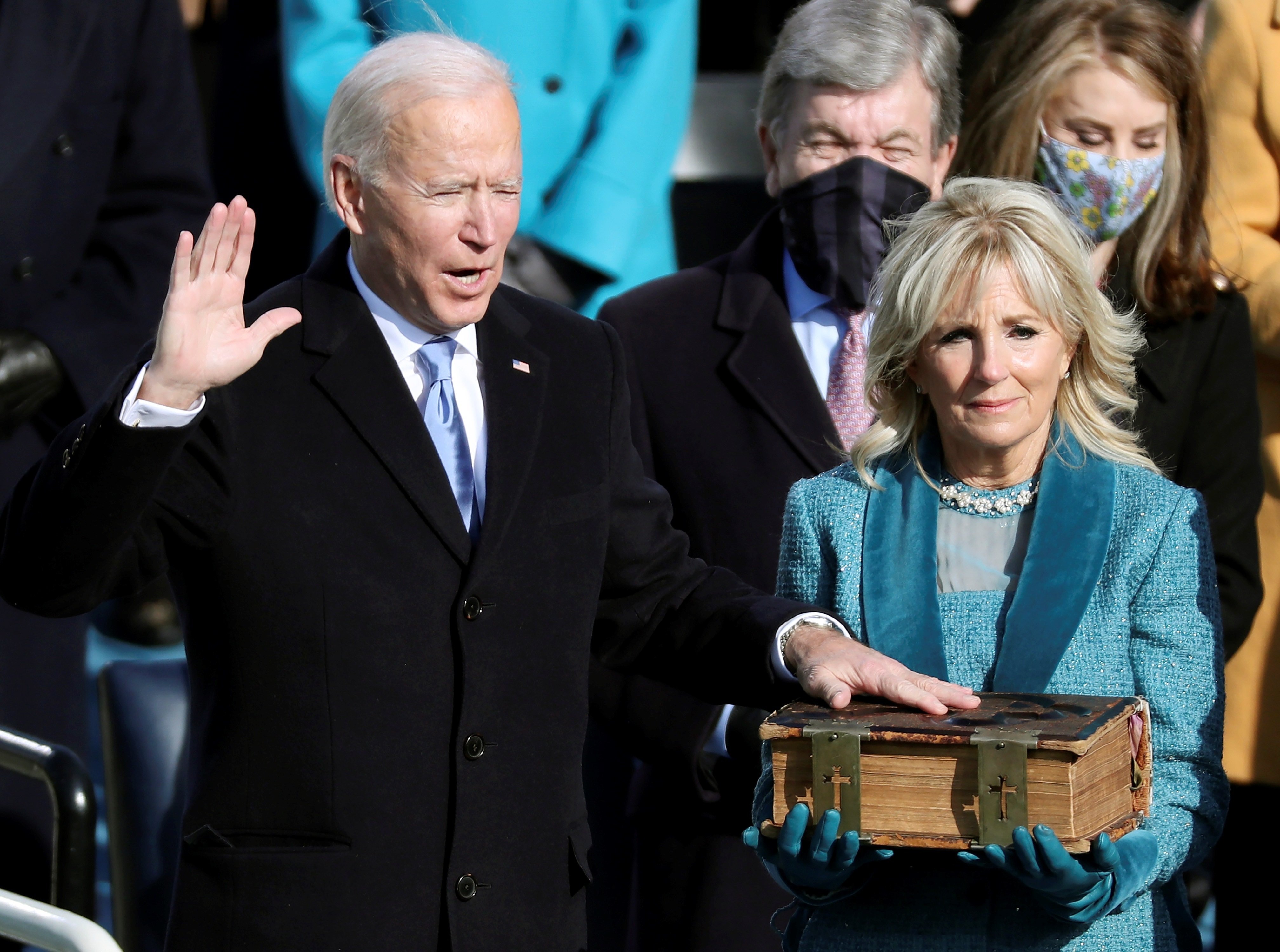 La simbòlica Bíblia de Biden: del 1609, catòlica i francesa La simbòlica Bíblia de Biden: del 1609, catòlica i francesa