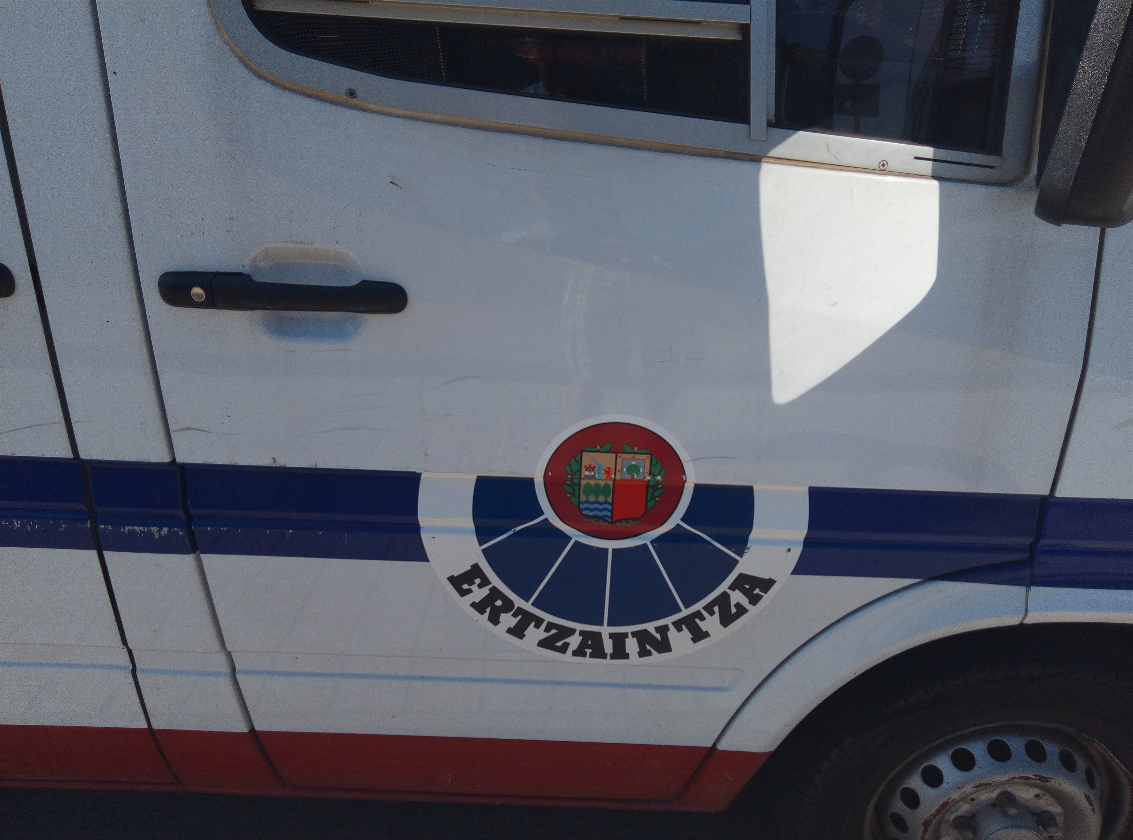 Cuatro detenidos y cinco ertzainas heridos en un altercado en San Sebastián