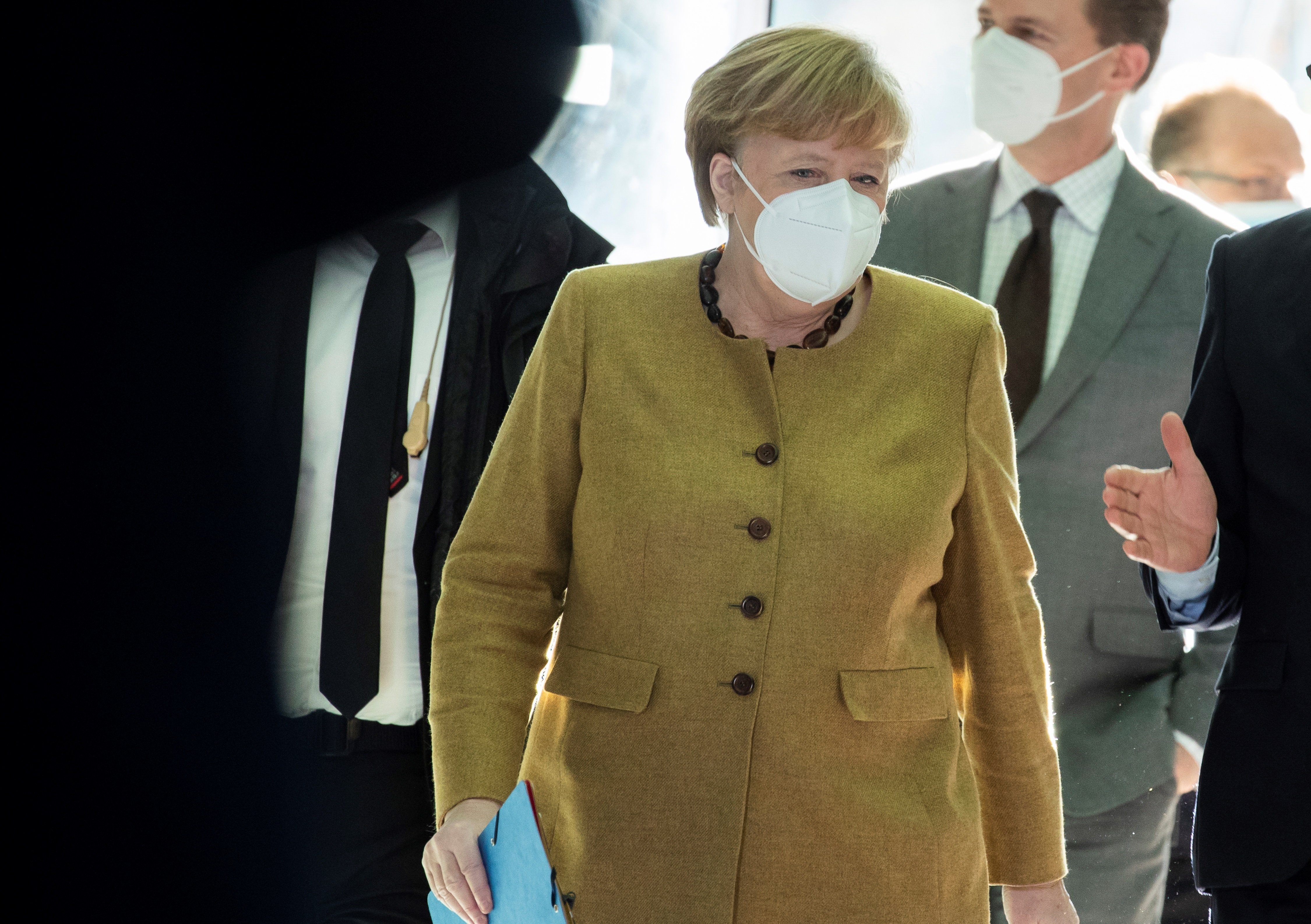 Alemania prohíbe las mascarillas de tela en espacios públicos