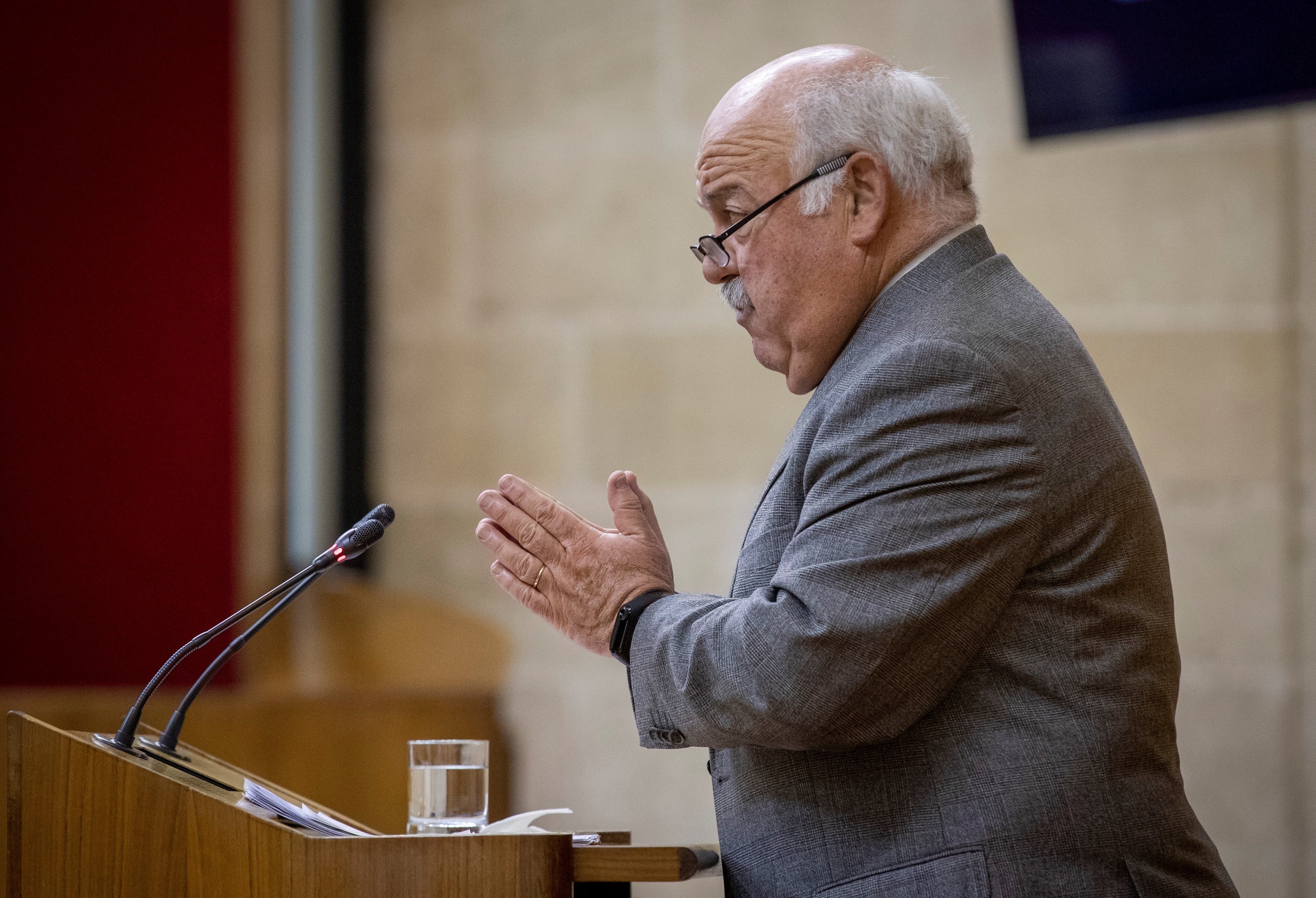 Vídeo: Las esperpénticas explicaciones del consejero de Sanidad andaluz