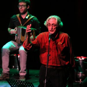 El cantant Jordi Fàbregas durant la interpretació de 'La presó de Lleida' / ACN