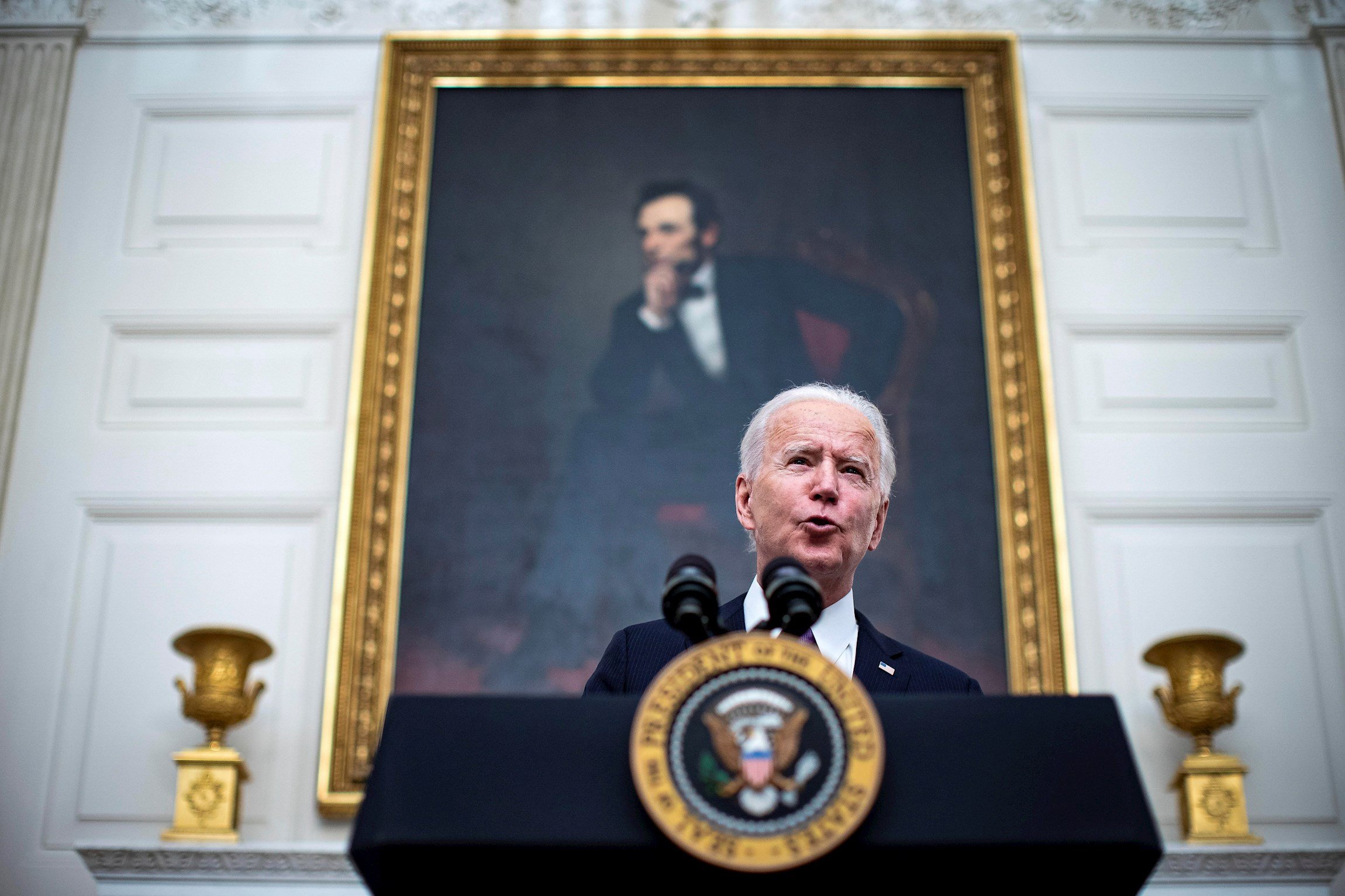 Biden lanza una estrategia "de guerra" para contener la pandemia
