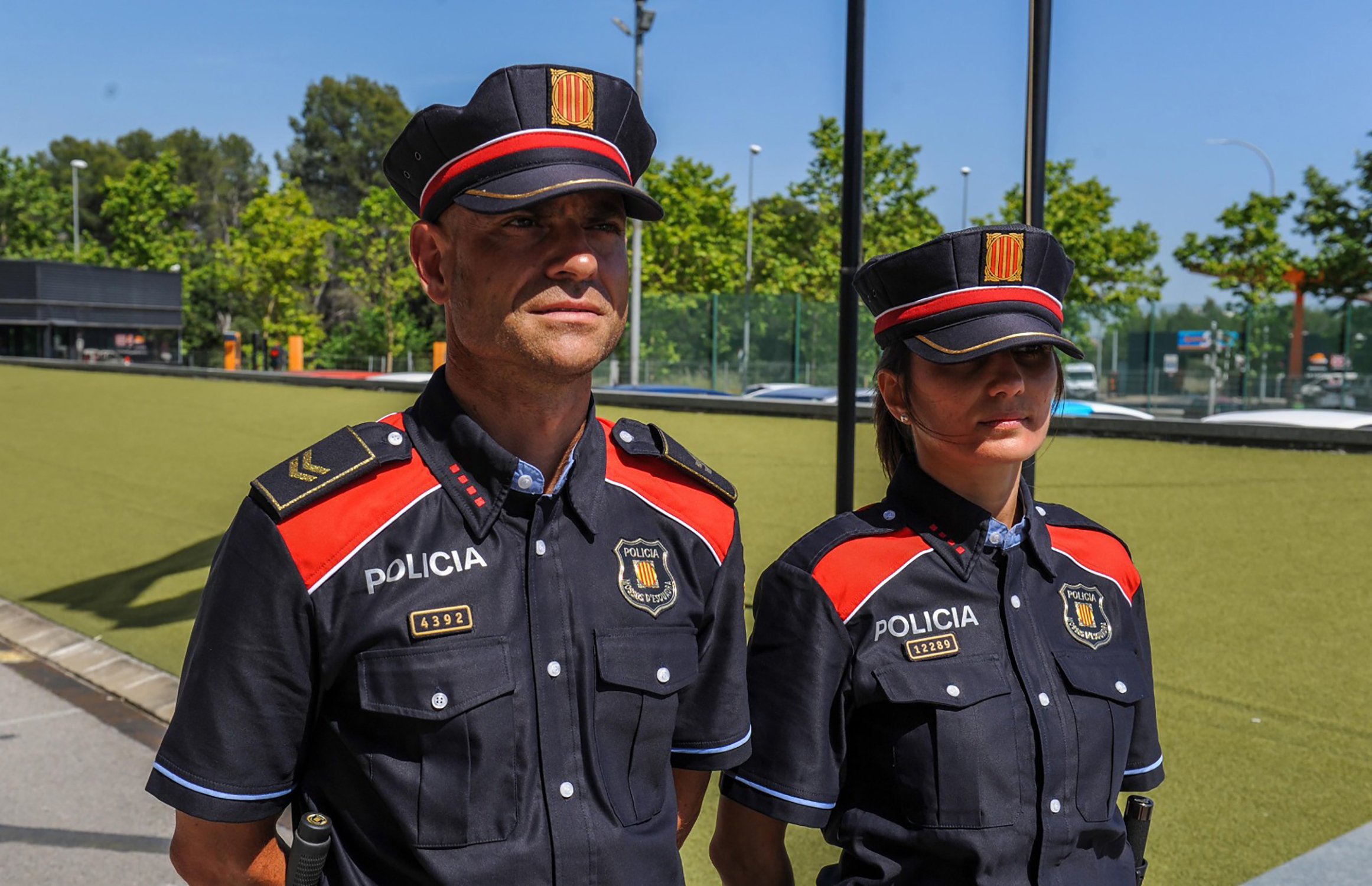 Mossos tendrá nuevo uniforme este 2021: adiós a la camisa azul cielo