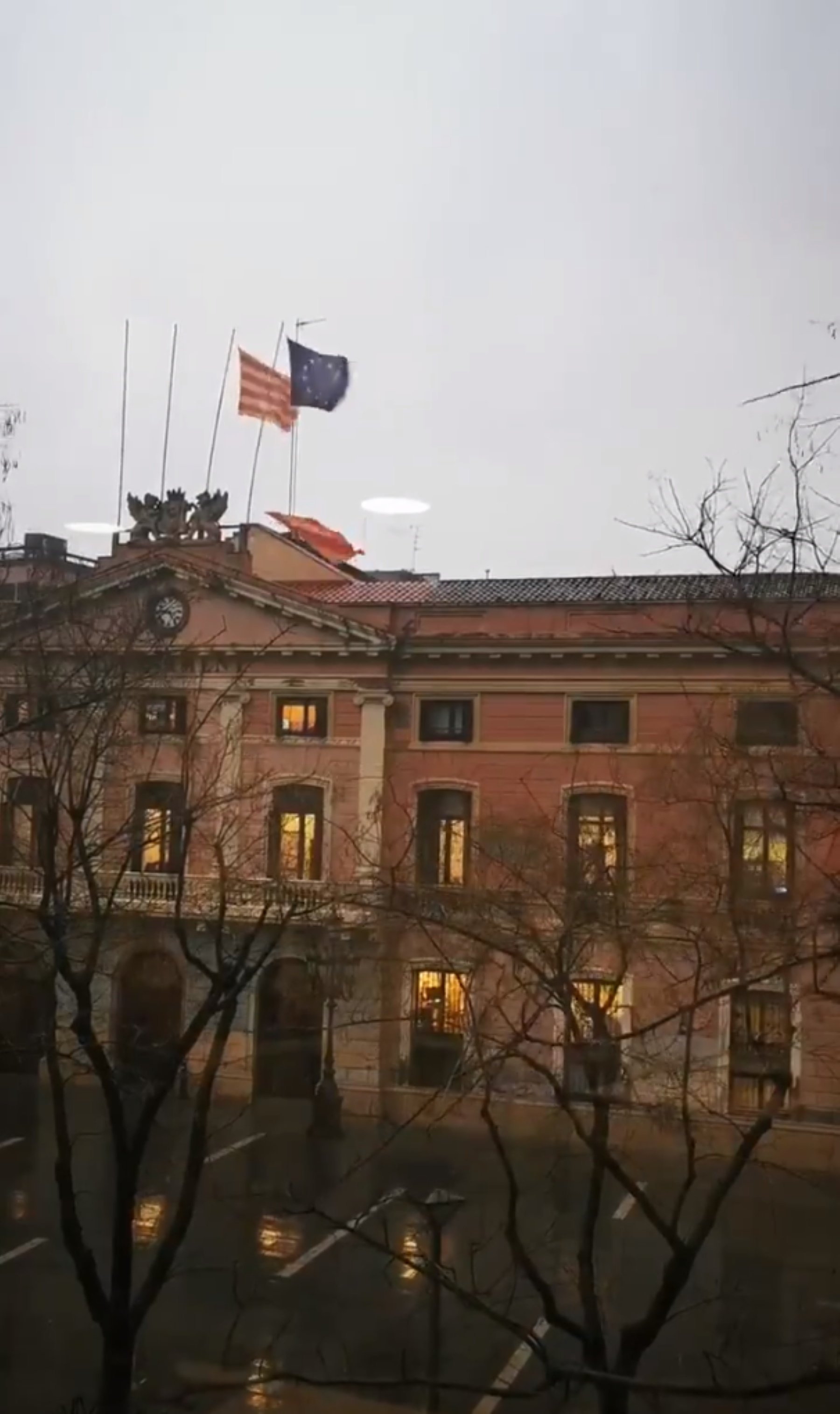 El temporal 'declara la independència' a Sabadell: surt volant la rojigualda