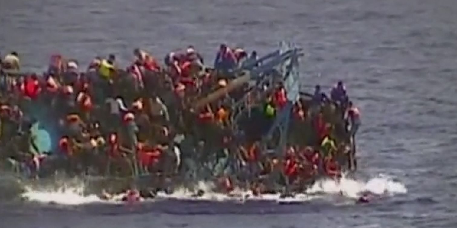 Esgarrifoses imatges de l'enfonsament d'una embarcació plena d'immigrants