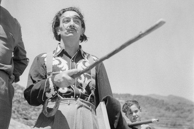 Dalí y Joan Figueras ando|camino de Portlligat en Cadaqués, 1952. / Francesc Català-Roca. Hondo de F. Català-Roca del Archivo Histórico del Colegio de Arquitectos de Cataluña