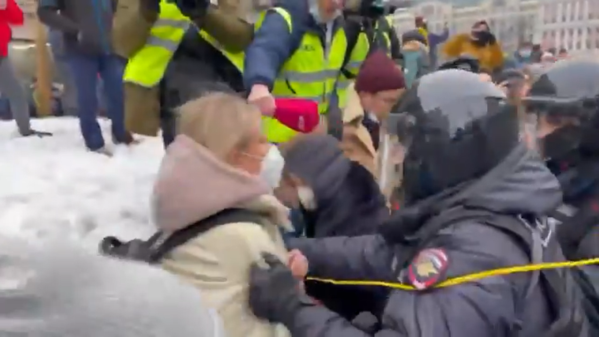 Video: Espectacular detención de una opositora rusa en plena rueda de prensa
