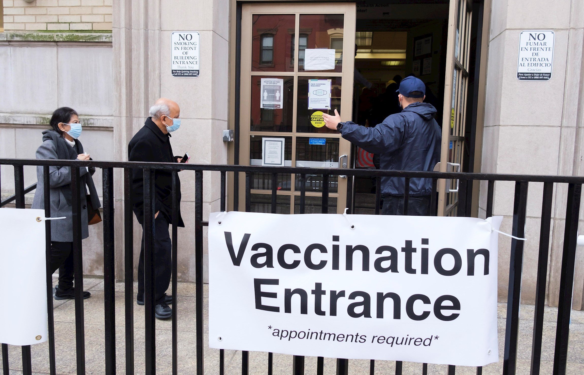Milers de cites de vacunació cancel·lades als EUA per l'escassetat de dosis