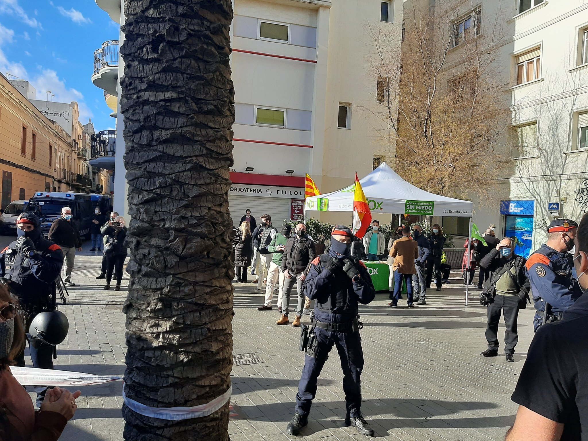 Antifeixistes, també Willy Toledo, encerclen simpatitzants de Vox a Badalona